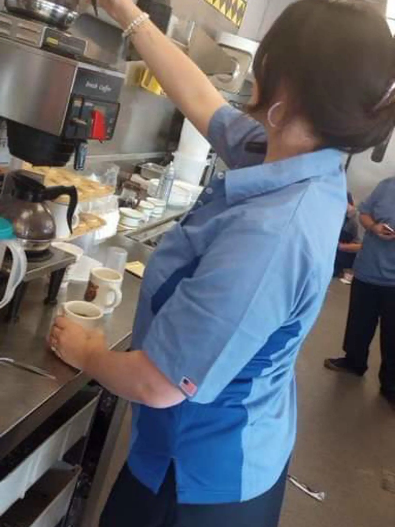 Zákazníkom jedného známeho fastfoodu takmer zabehla káva, keď im ju naservírovala svetoznáma speváčka.
