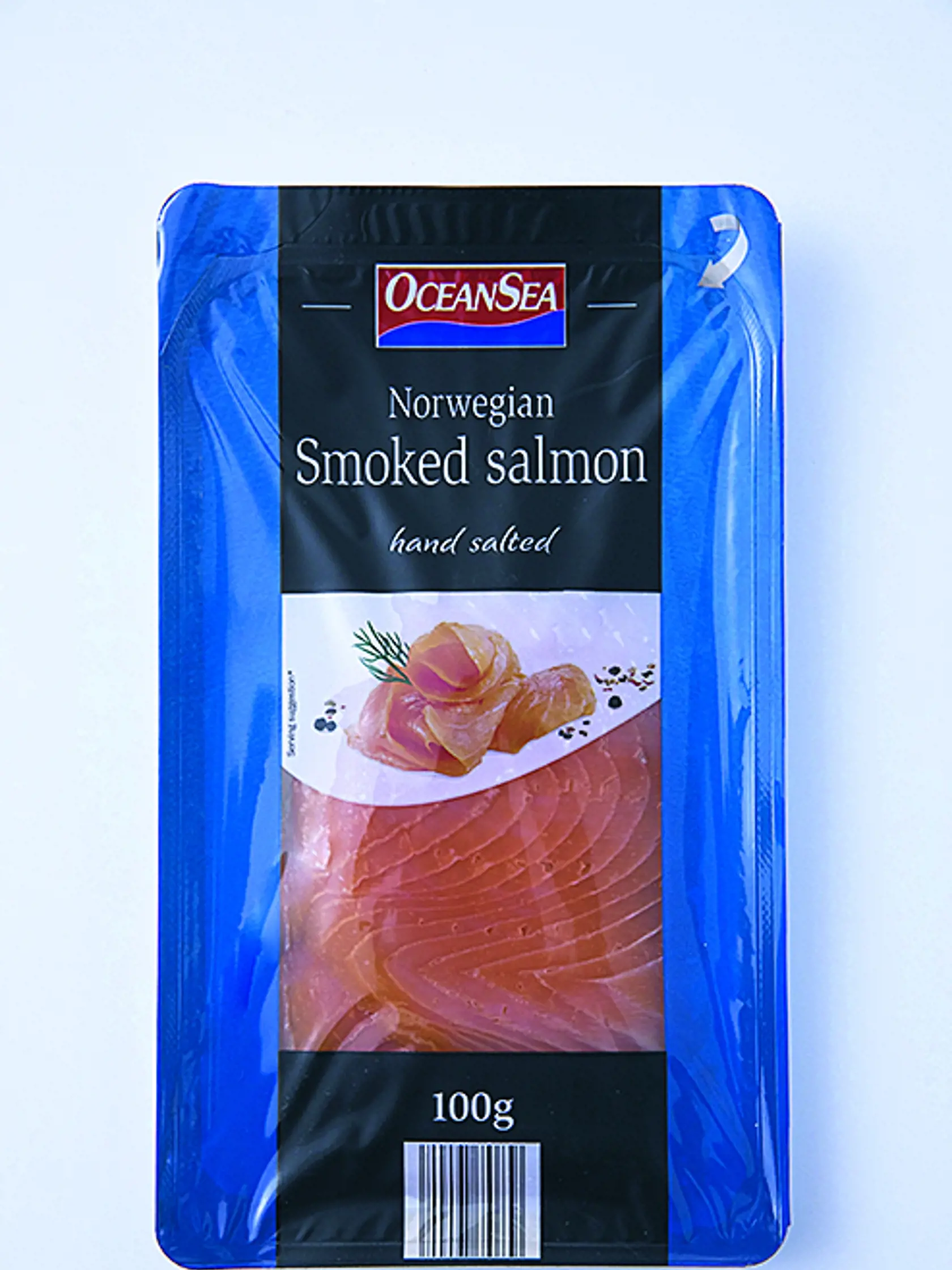 NORWEGIAN SMOKED SALMON OCEANSEA, 100 g, krajina pôvodu Poľsko, zloženie: losos, jedlá soľ, dym. Energia v 100 g: 775 kJ, bielkoviny: 20,1 g, tuky: 11,7 g a soľ: 3,43 g. REDAKCIA HODNOTÍ: Úhľadné plátky majú správnu veľkosť na chlebíčky, prirodzenú farbu a príjemnú arómu údenej ryby. Mäso je akurát mäkké, plátky sa ľahko oddeľujú. Losos je chuťovo vynikajúci – výrazný, šťavnatý, ale nie príliš mastný, presne osolený, rozplýva sa v ústach.