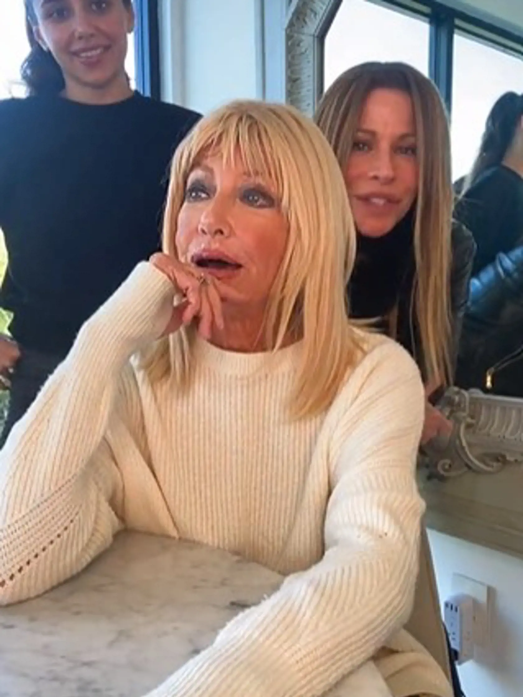 Takto vyzerá seriálová Carol z Krok za krokom herečka Suzanne Somers dnes. V októbri oslávila už 76. narodeniny.