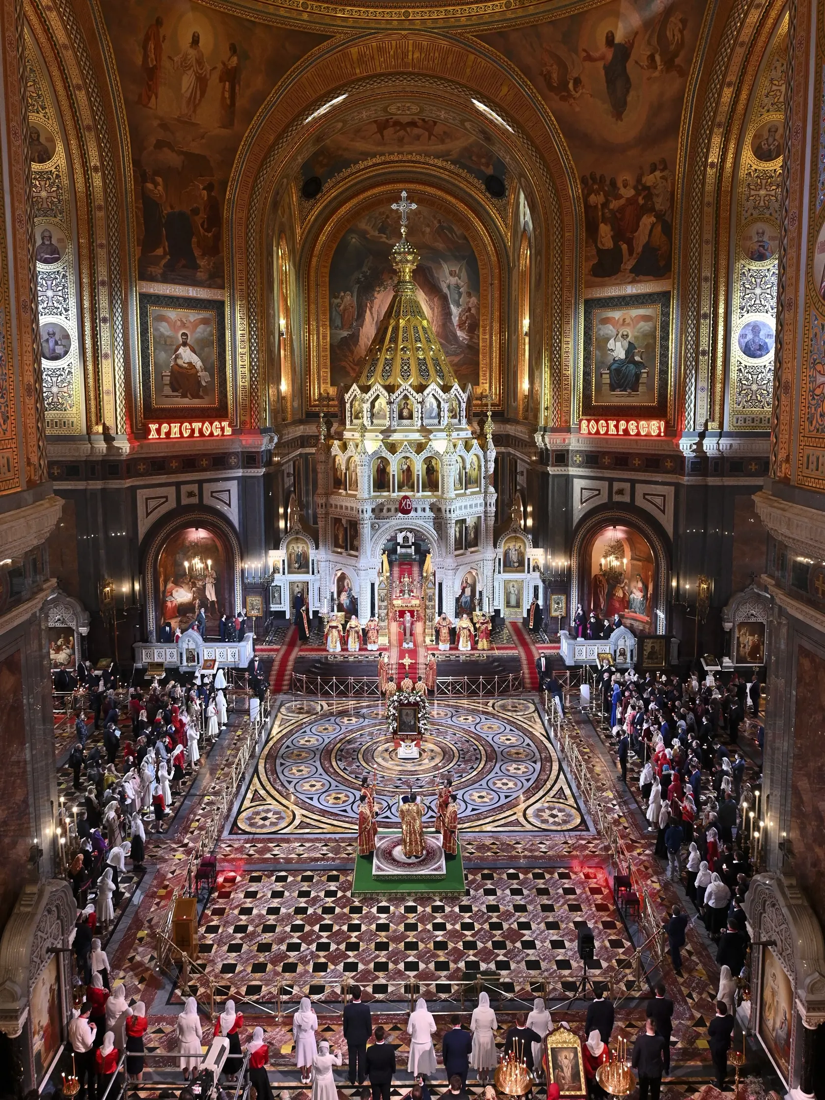 KK27 Moskva - Ruský pravoslávny patriarcha Kirill (uprostred v pozadí) počas celebrovania veľkonočnej pravoslávnej bohoslužby v Chráme Krista Spasiteľa v nedeľu 2. mája 2021 v Moskve.
