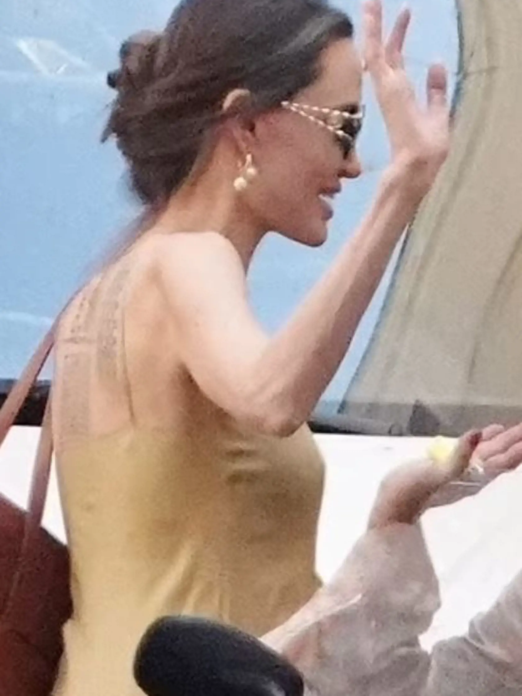 Angelina Jolie priznala poruchu príjmu potravy:

V septembri 2021 sa herečka dostala do nemocnice v súvislosti s jej poruchou príjmu potravy. Zdroj pre National Enquirer neskôr v ten deň povedal, že jej neexistujúce stravovacie návyky sú tu už dlhý čas. Hviezda trpela anorexiou však už ako tínedžerka a dokonca chodila na terapie pre problémy s jedením, ktoré vyvolala úzkosť.