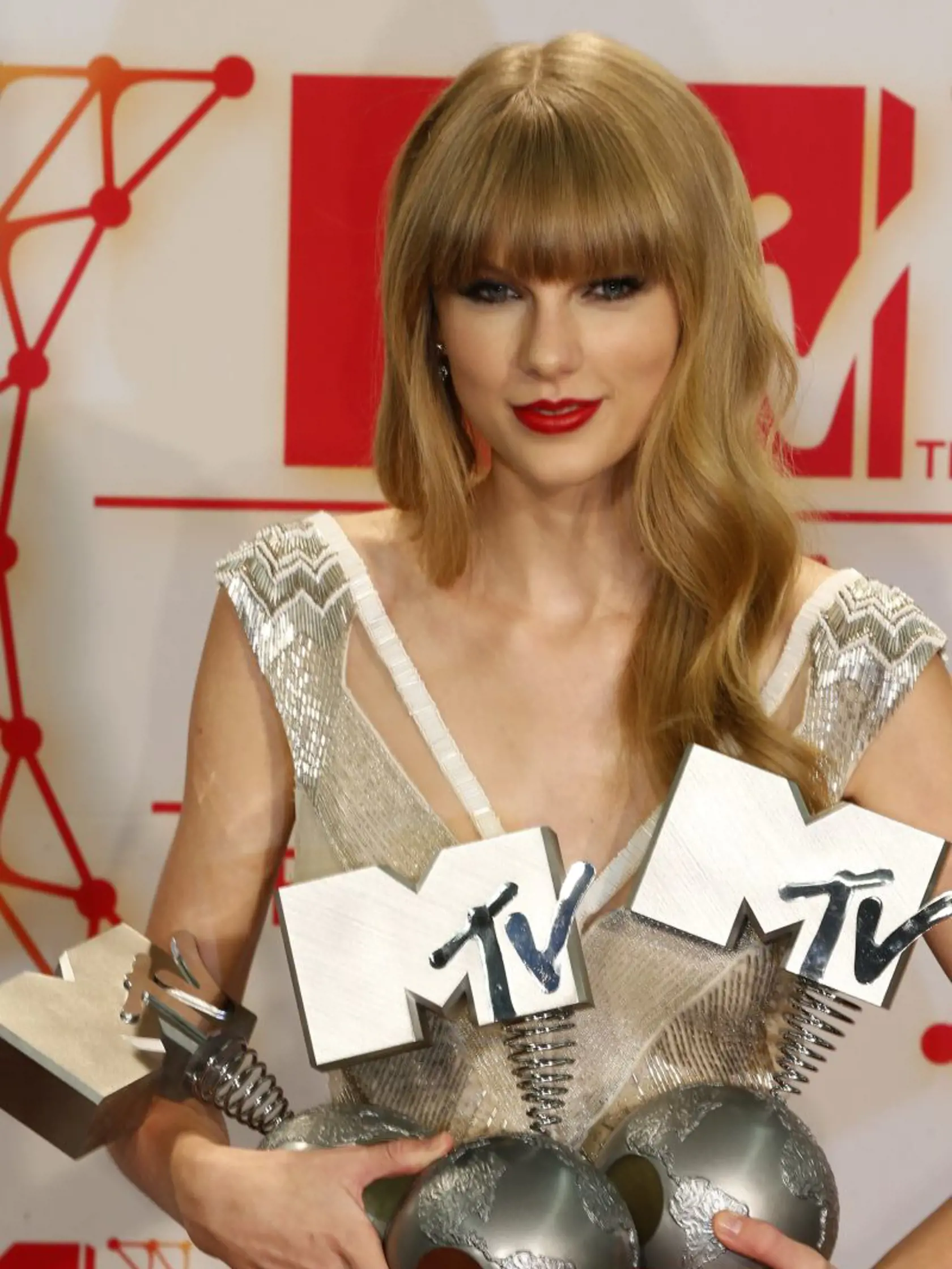 Taylor Swift prestala jesť:

Popová hviezdička Taylor Swift sa tiež priznala so svojimi vlastnými problémami. Keď speváčka zverejnila svoj dokument Miss Americana, prezradila, že jedným z najväčších problémov, ktorým čelila vo svetle reflektorov, bol jej vzhľad.