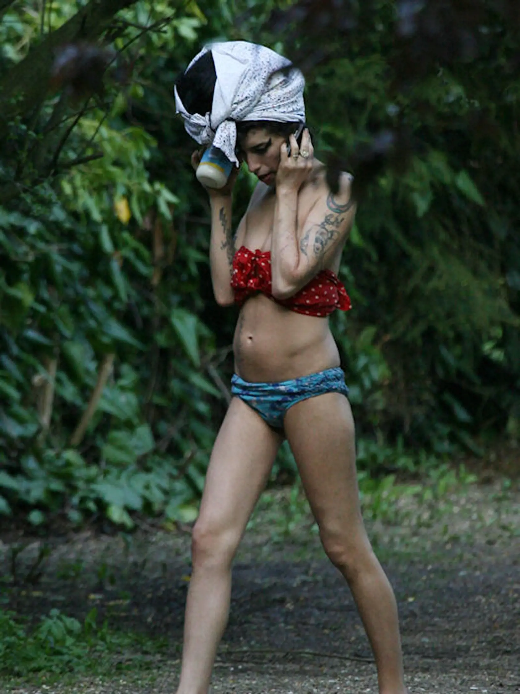 Amy Winehouse bojovala s bulímiou:

Amyin život v depresii viedol k nezdravým návykom a zlozvykom, keď sa prejedala a nútila sa neskôr zvracať. Kolegovia dokonca opísali, že za 45 minút dokázala zjesť obrovské množstvo jedla, potom odbehla na záchod a vrátila sa s rozmazaným mejkapom. Bulímia viedla k tomu, že bola neuveriteľne vychudnutá a skončila tak, že požila veľkú dávku alkoholu, čo sa pre jej veľkosť dôrazne neodporúčalo. Dokonca aj jej brat priznal, že Amyina bulímia zohrala veľkú rolu v jej smrti.