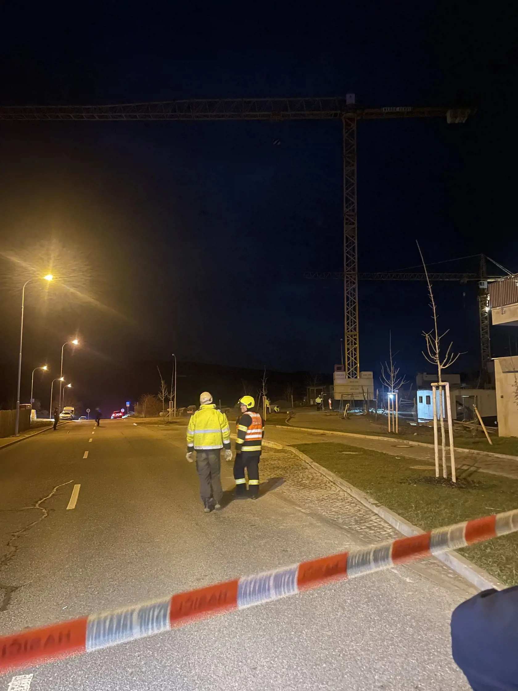 Zásah hasičov pri nakláňajúcom sa žeriave v Brne 15. marca 2025.