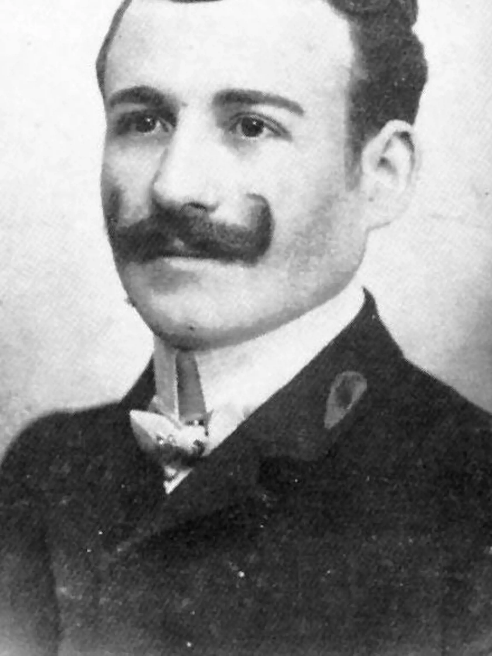 Michel Navrátil pochádzal pôvodom zo Serede. na Titanic nastúpil spolu so svojimi synmi Michelom (4) a Edmondom (2). Svojich synov uniesol na Veľkonočnú nedeľu po rozvode s manželkou. Súd totiž po nevere ženy zveril synov do opatrovníctva práve jej. Michel sa s tým nevedel vyrovnať.