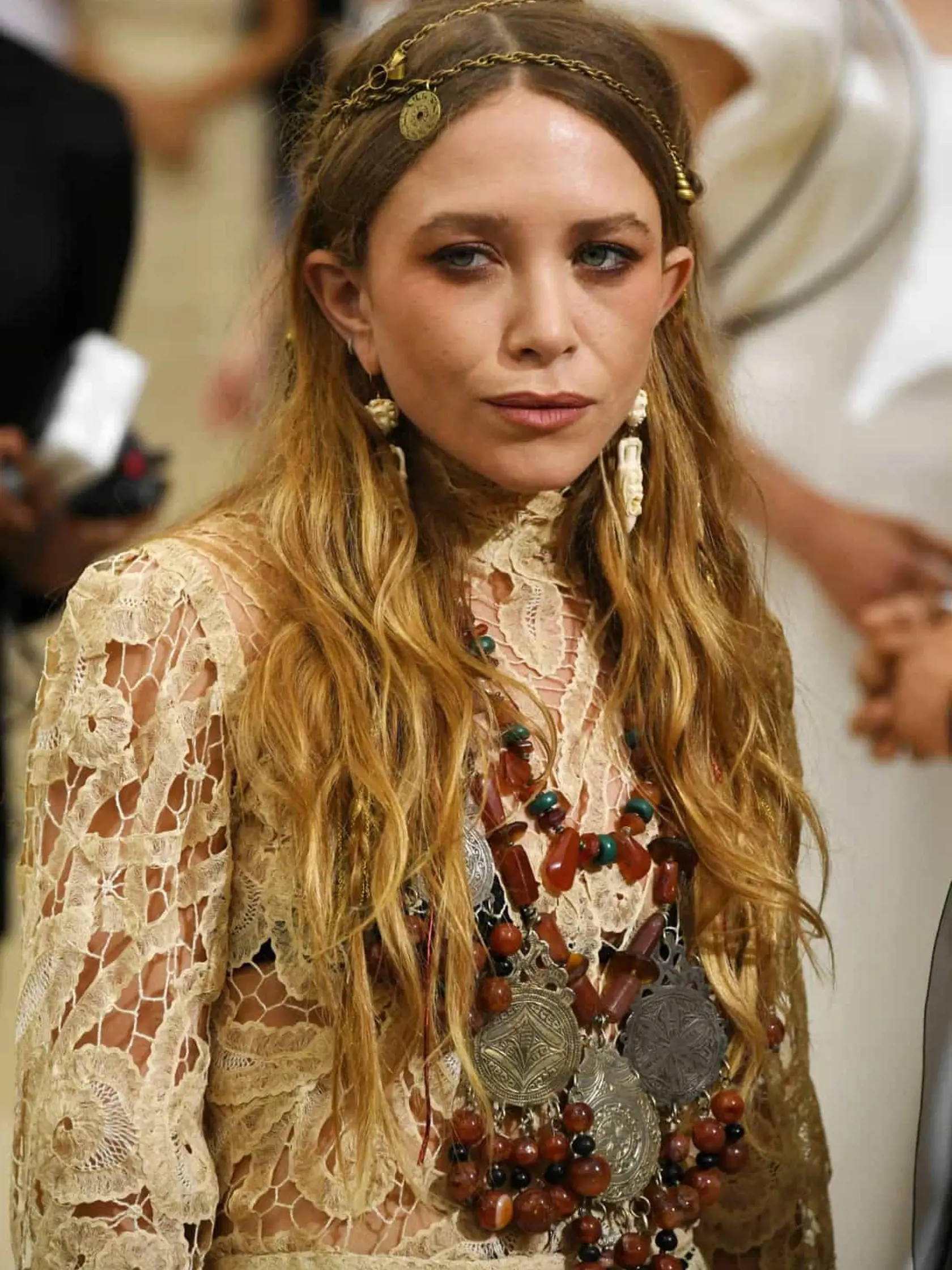 Mary-Kate Olsen roky bojovala s anorexiou:

Mary-Kate Olsen zas s anorexiou bojovala v čase, keď bola spolu so sestrou Ashley na vrchole svojej slávy. Mladá herečka v tom čase nezvládla neustále porovnávanie a kritiku zo strany médií a za každú cenu sa snažila od svojej sestry odlíšiť.