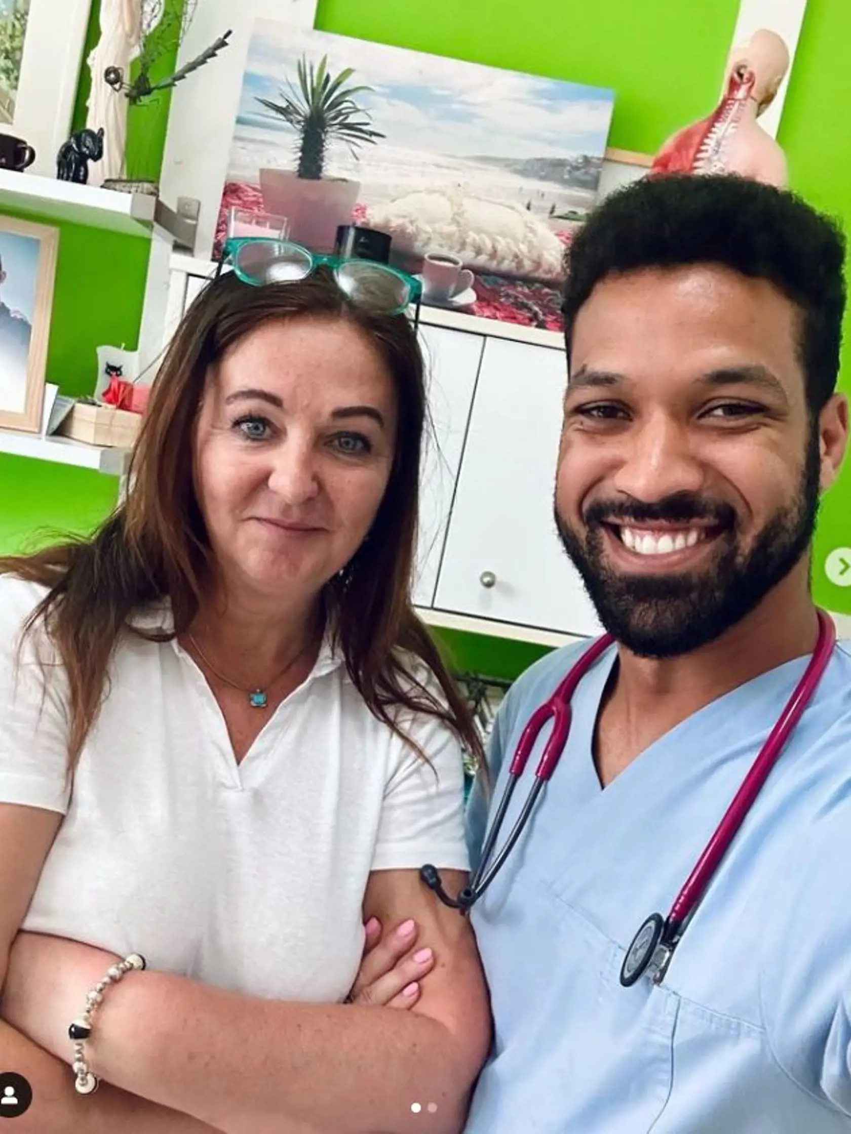Ibara zverejnil v posledných dňoch vysmiate fotky. Na rozchod zabúda v ambulancii.