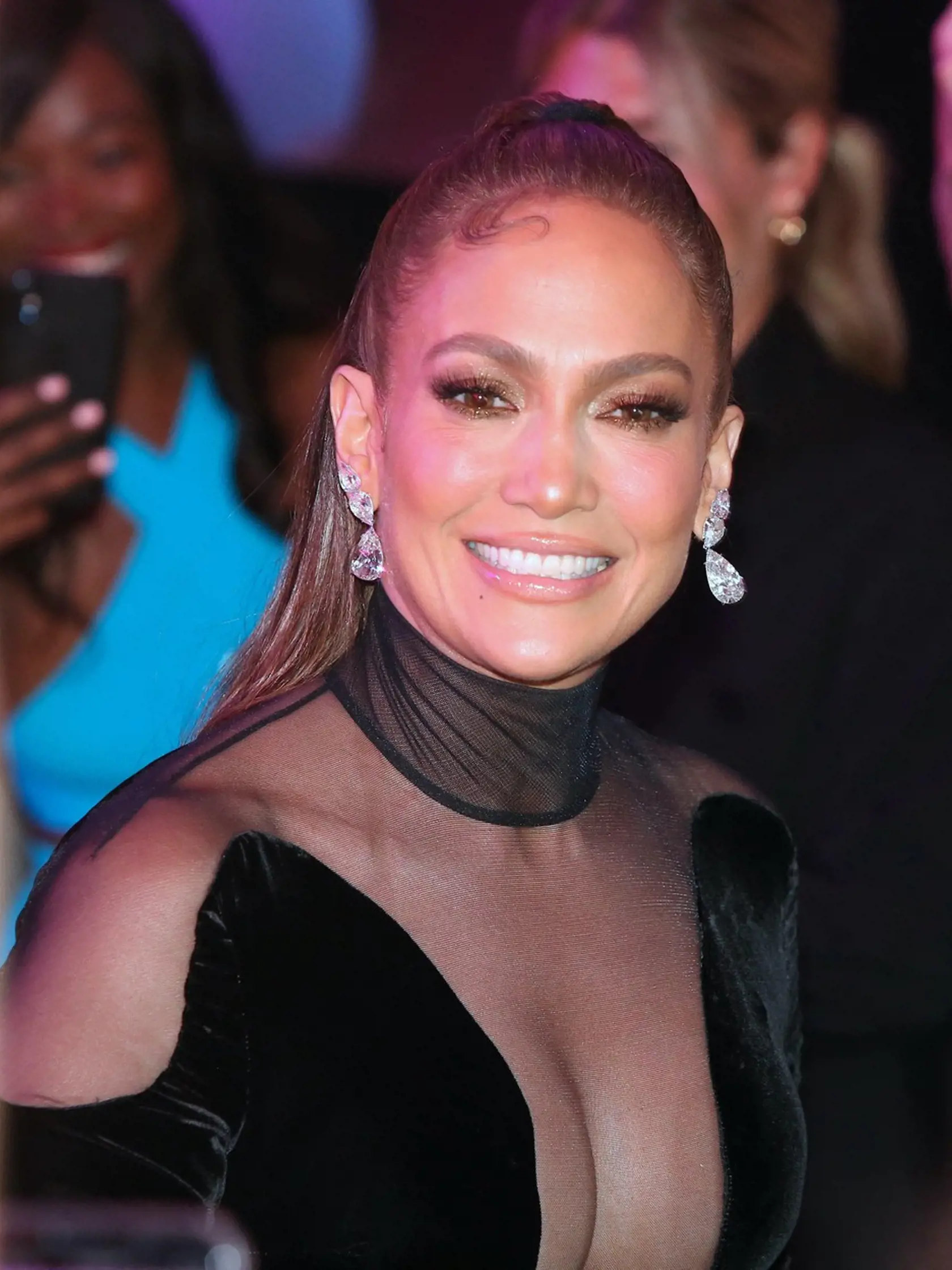 Jennifer Lopez dorazila v kúzelných čiernych šatách, ktoré podčiarkli jej dokonalú postavu.