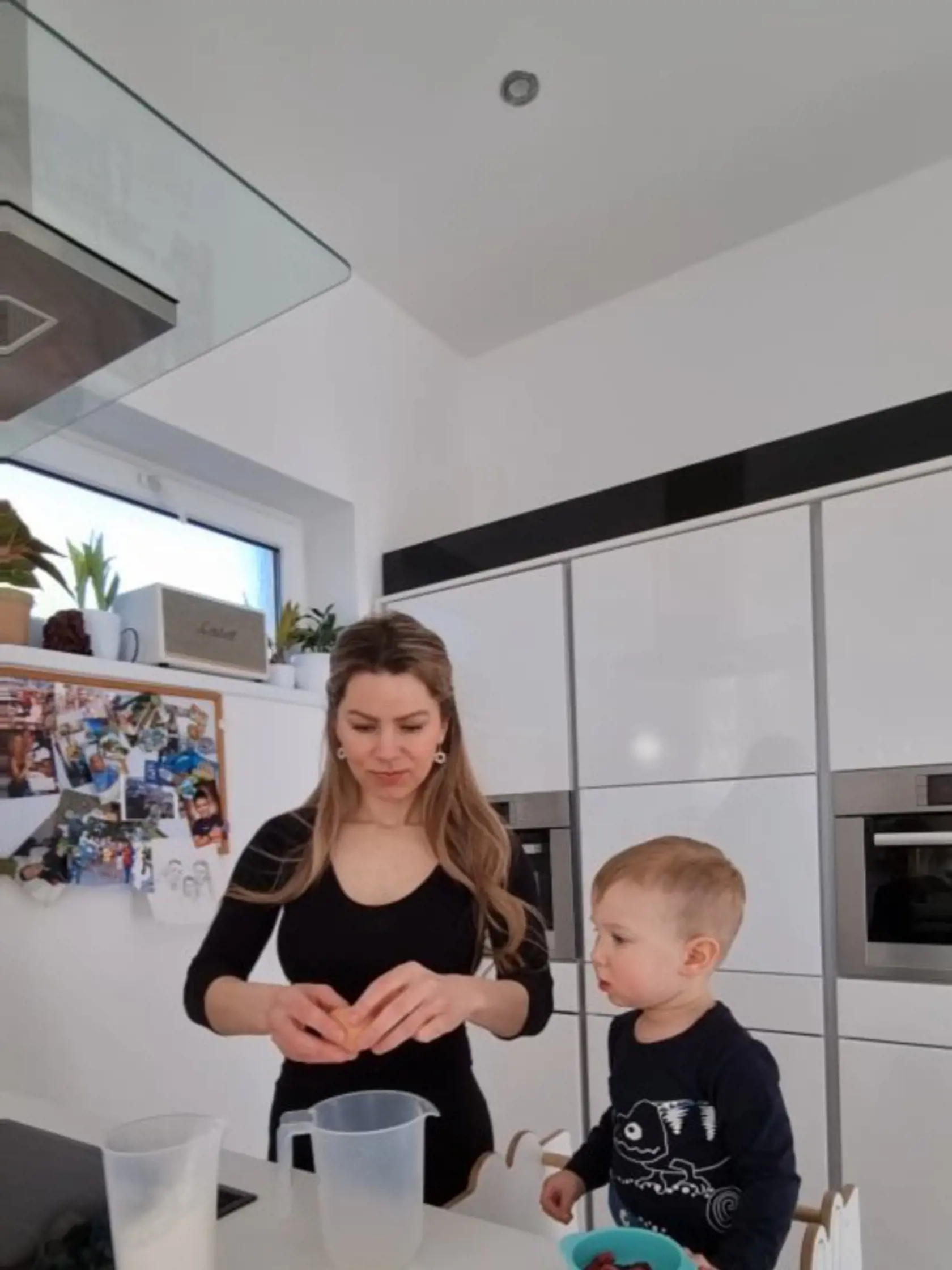 Dominika má v kuchyni pomocníkov.