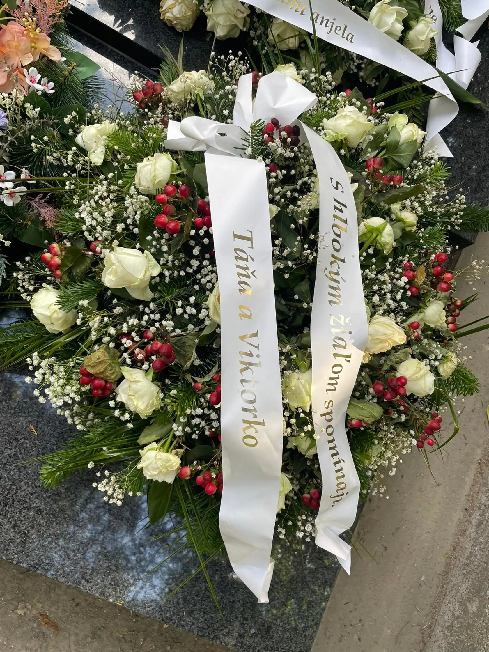 "S hlbokým žiaľom spomínajú Táňa a Viktorko," znel ďalší odkaz.