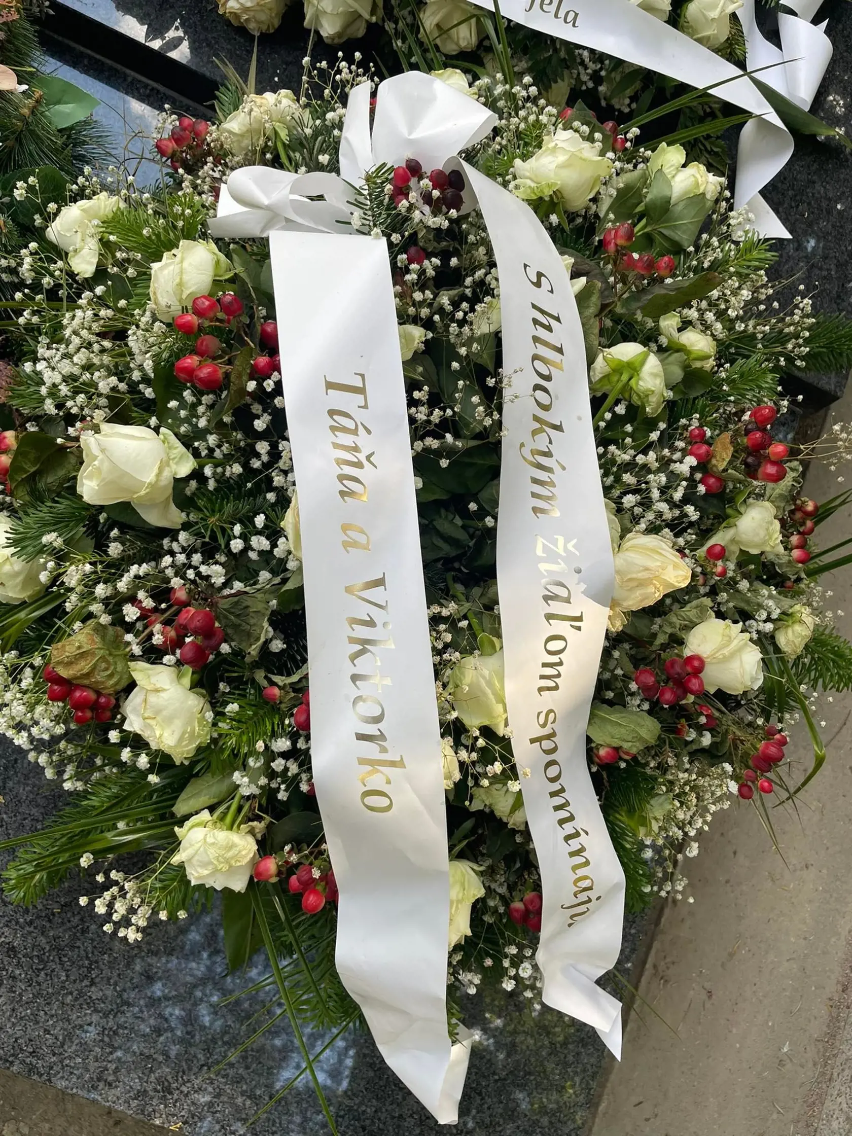 "S hlbokým žiaľom spomínajú Táňa a Viktorko," znel ďalší odkaz.