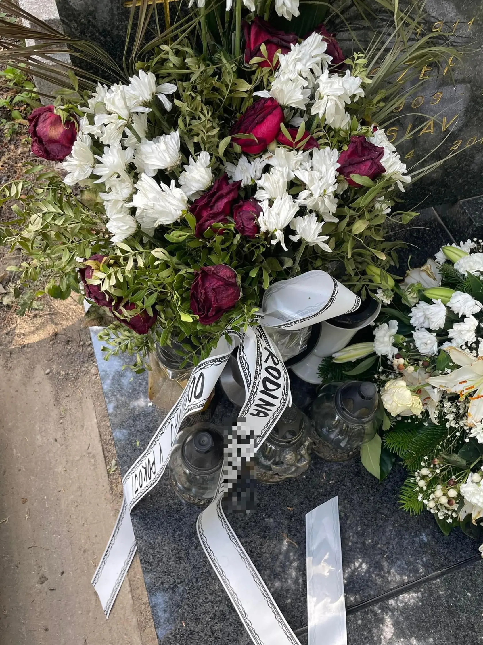 "S hlbokým žiaľom spomínajú Táňa a Viktorko," znel ďalší odkaz.