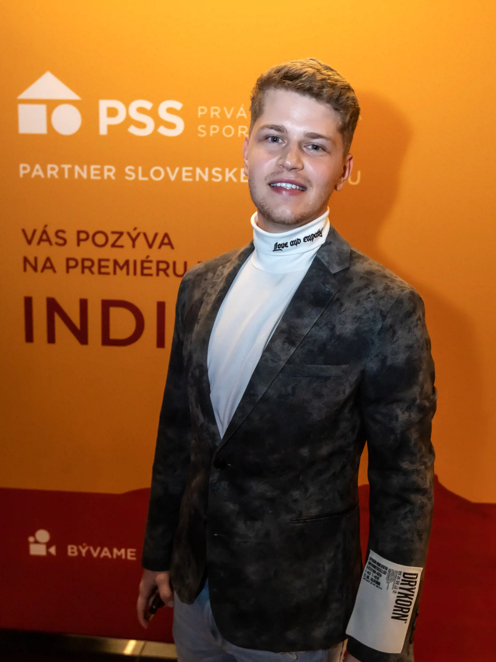 Príchody hostí na premiéru filmu Indián. Na snímke je Oliver Oswald. 