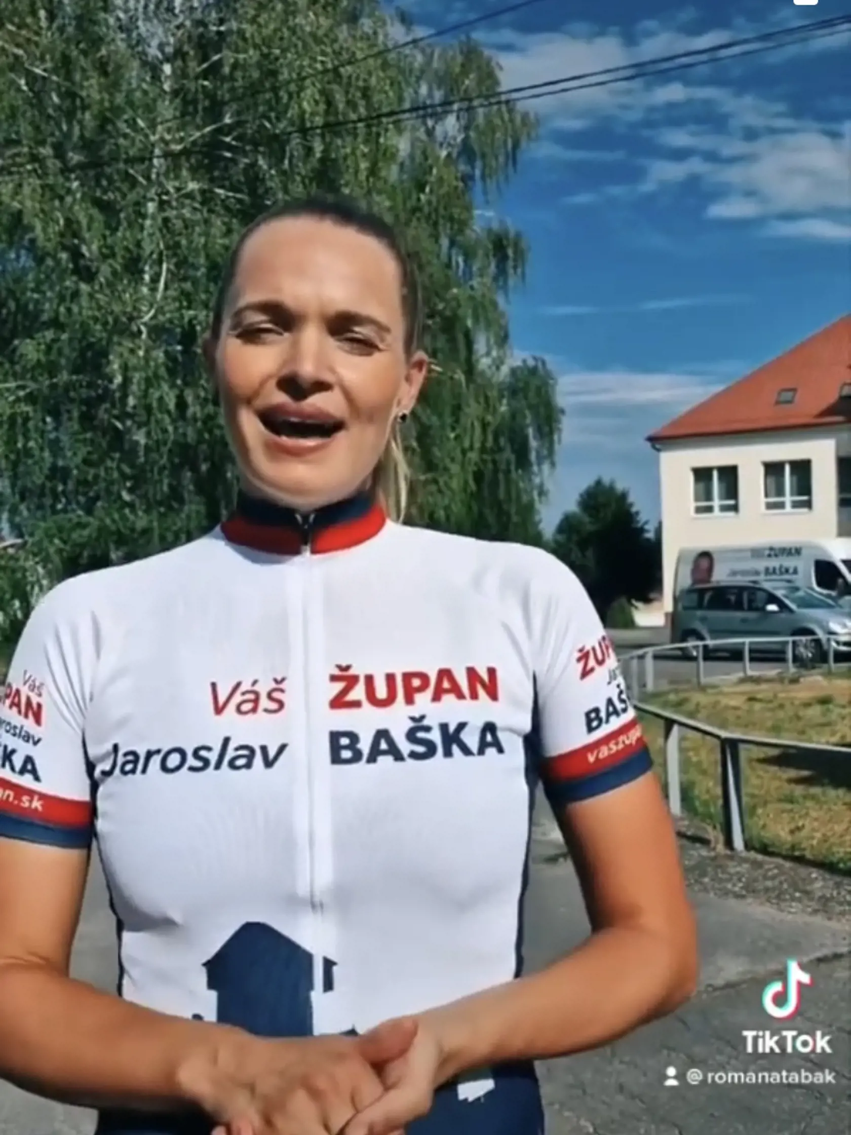 Podporuje smeráckeho kandidáta: Romana Tabák si obliekla aj jeho tričko.