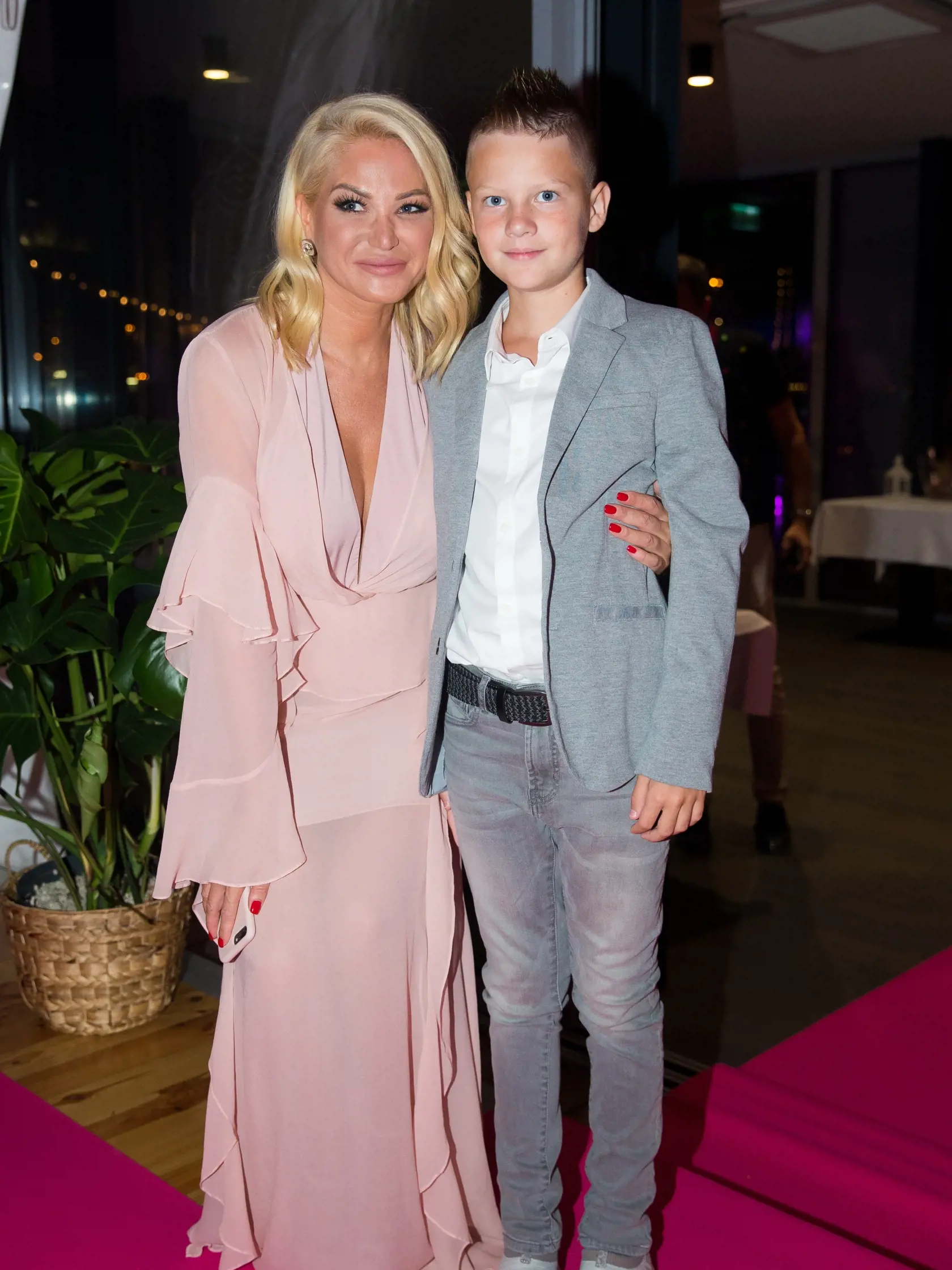 Na snímke Alena Pallová so synom.