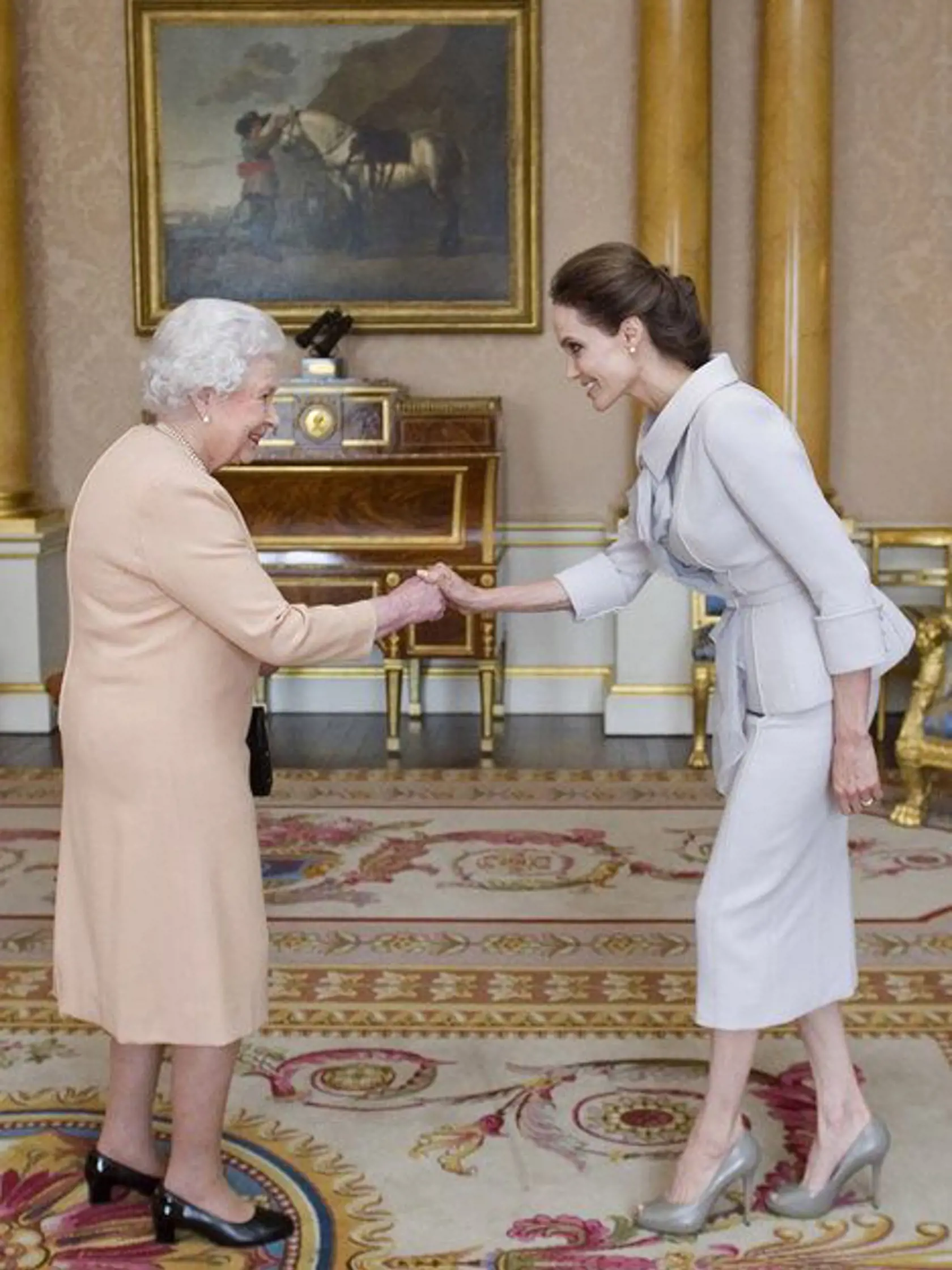 Angelina Jolie s britskou kráľovnou