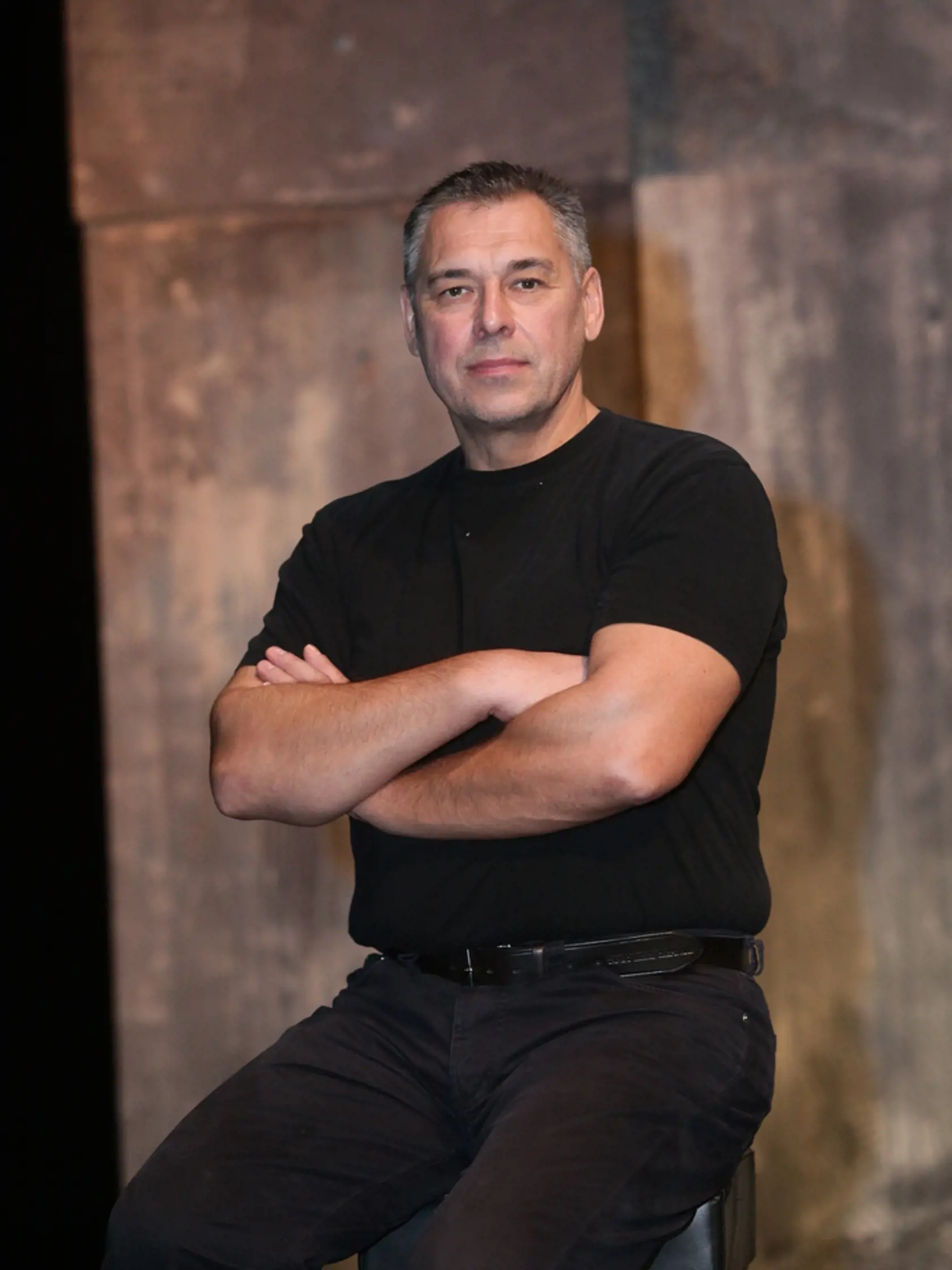 divadlo Aréna - Denis Lachaud: Hetero, Rodinná tragikomédia o rodičoch, ktorí chcú oženiť svojho syna. Všetko komplikuje synov tvrdohlavý riaditeľ... a svet bez žien, v ktorom žijú!
Súčasný francúzsky autor vtipne kladie otázky postavenia ženy v spoločnosti, tradičných hodnôt a slobodného myslenia. preklad: Mária Záchenská, dramaturgia: Saša Sarvašová, scéna a kostýmy: Georges Vafias, réžia: Mária Záchenská, Otec 1: Ľubomír Paulovič, Otec 2: Marek Ťapák, Syn: Ján Jackuliak, Ženích: Ivan Šandor,