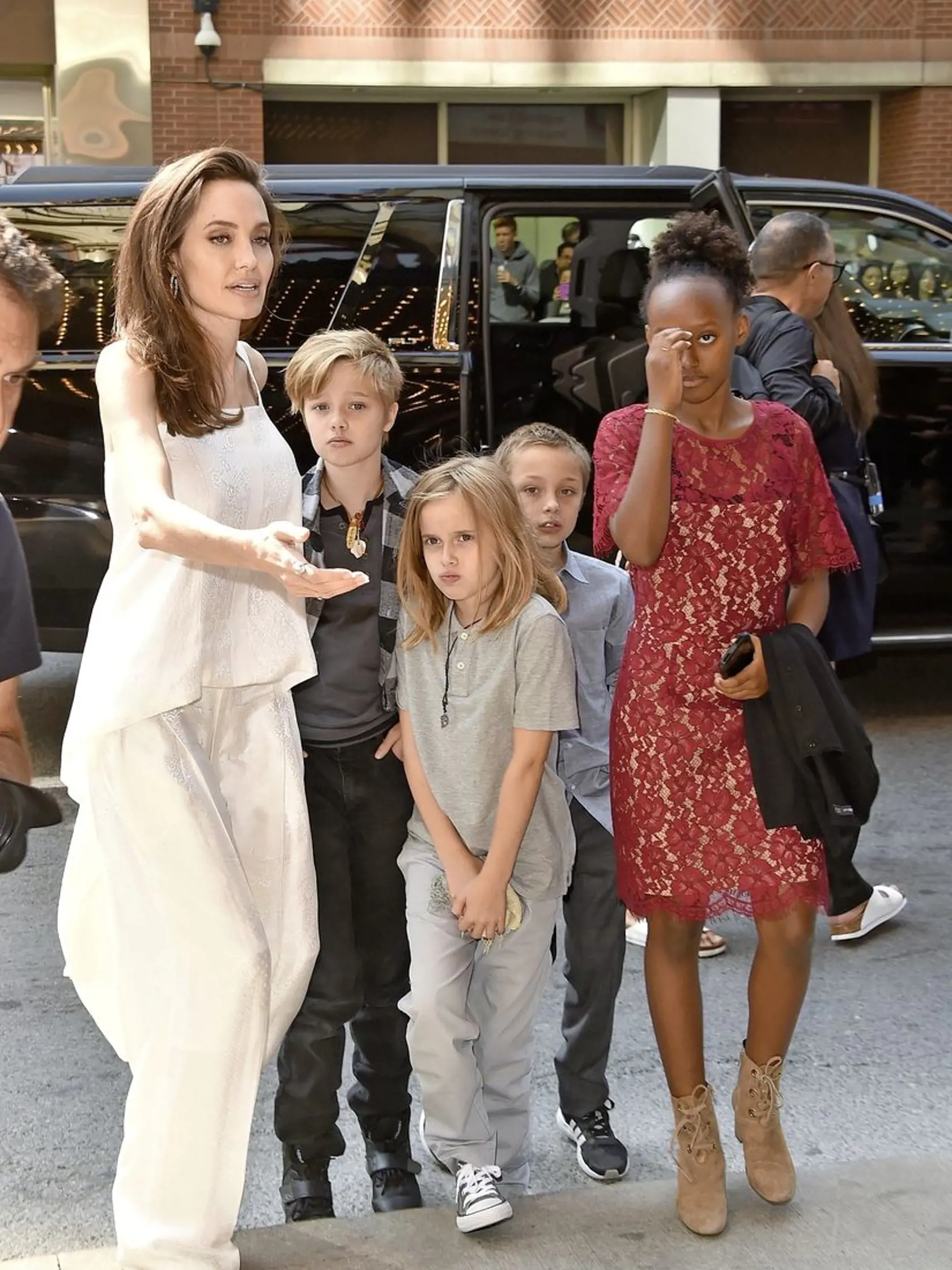 Vivienne Marcheline a Knox Leon Jolie-Pitt (v popredí).