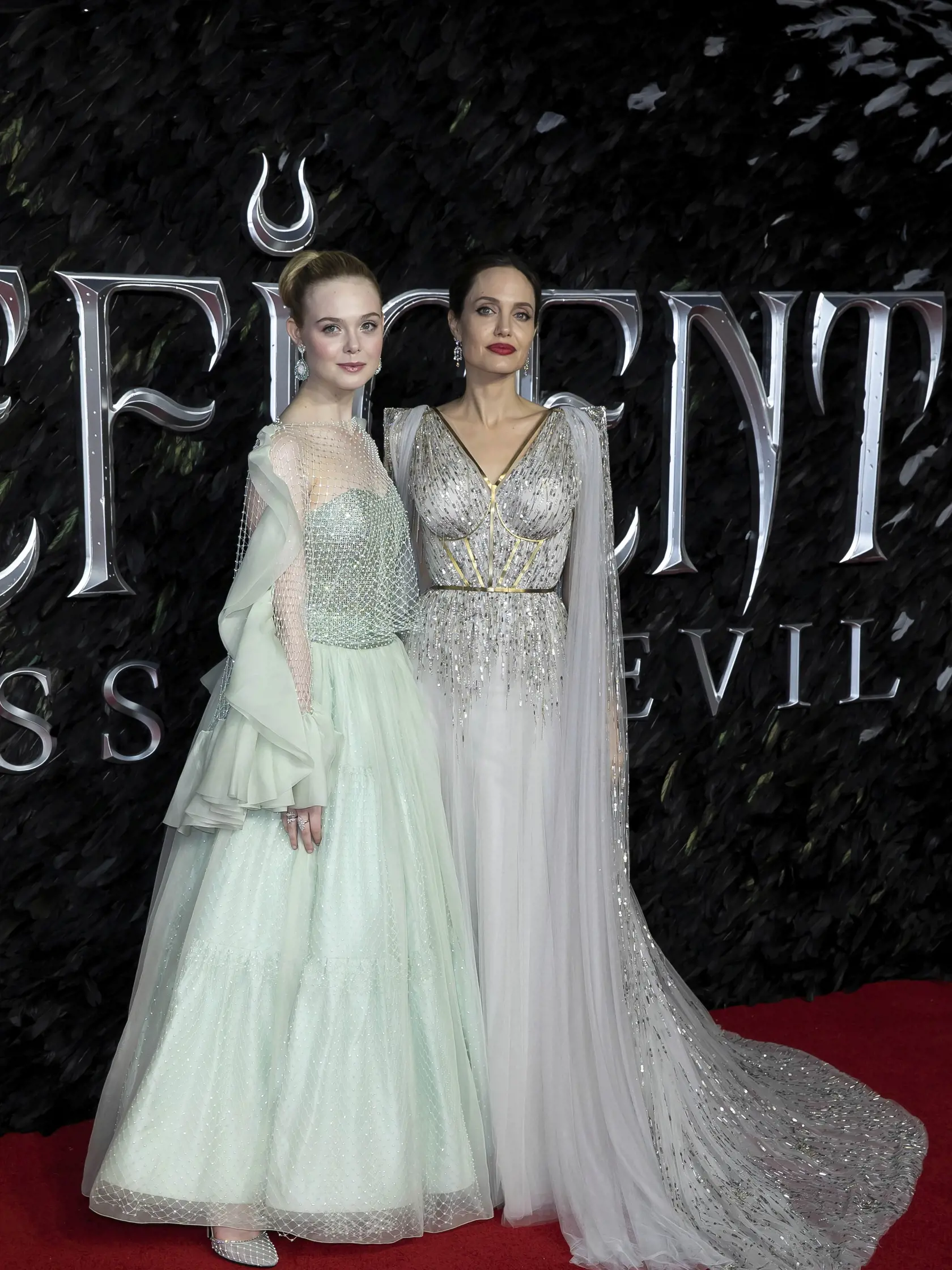 Americké herečky, zľava Elle Fanningová a Angelina Jolieová prichádzajú na európsku premiéru filmu Vládkyňa zla 2 (Maleficent Mistress of Evil) v Londýne 9. októbra 2019.