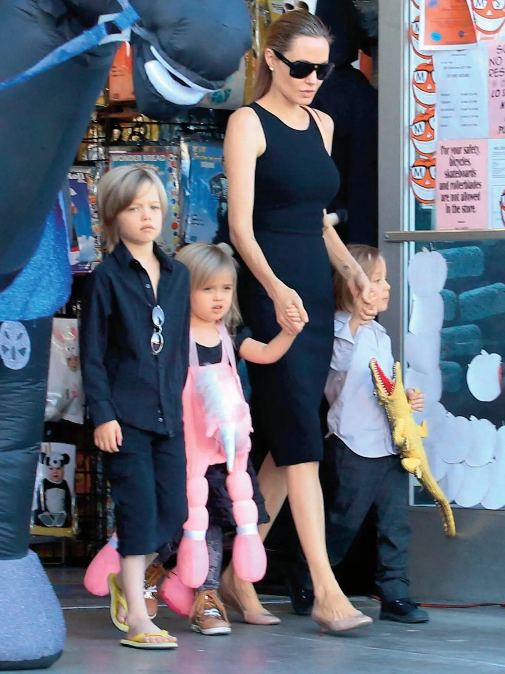 Angelina Jolie sa rozhodla dať si odrezať prsia pre hrozbu rakoviny.