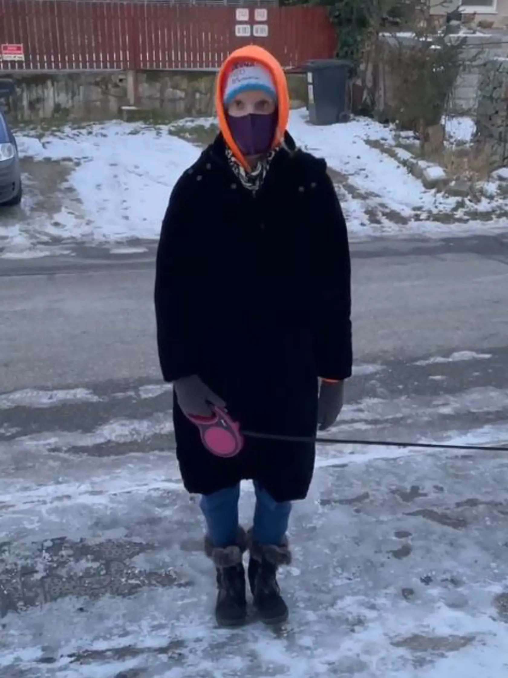 Viktor zverejnil takéto zábery Adely. Vyzerá ako bubák pri smetiakoch.