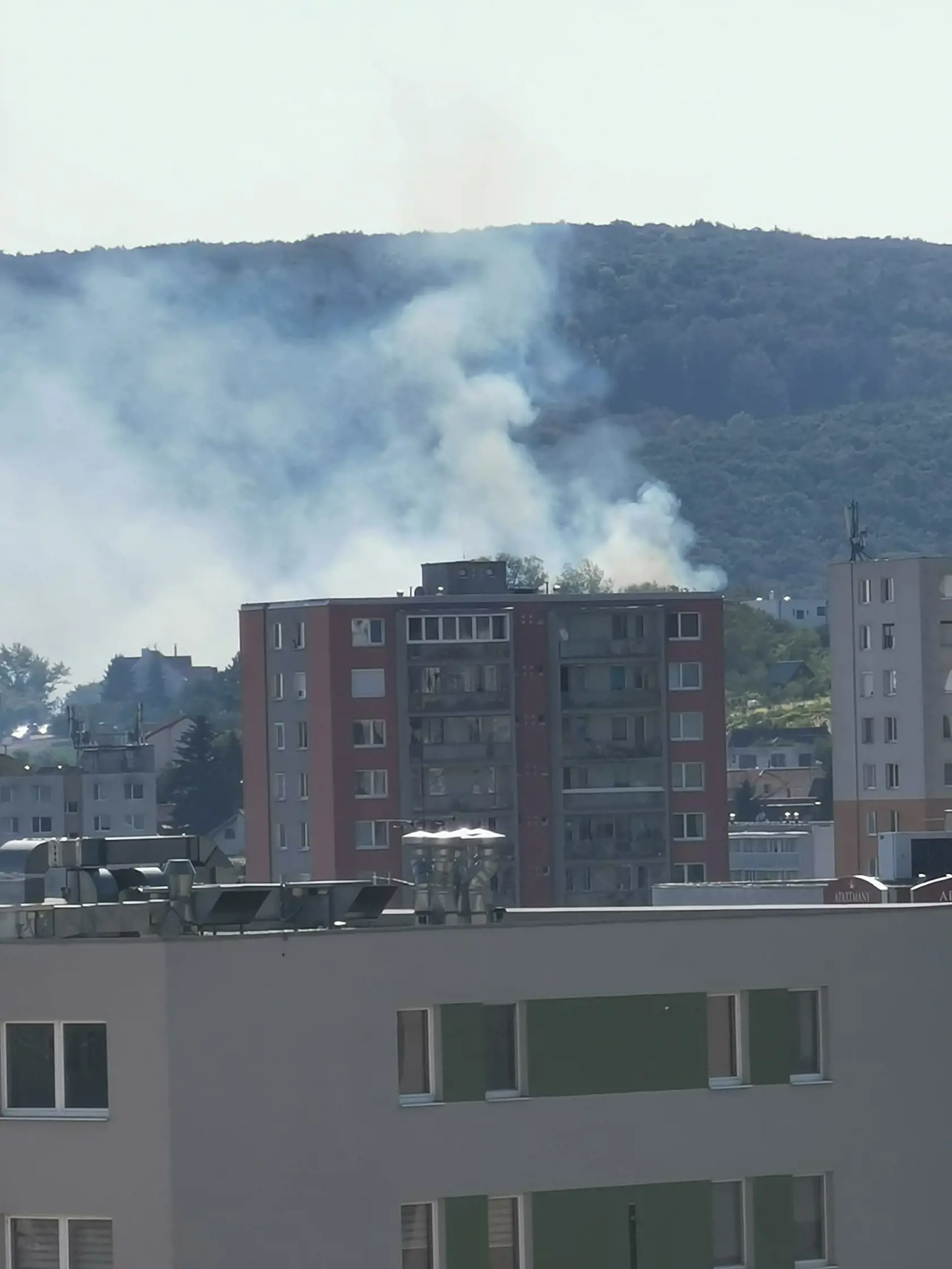 Stúpajúci dym z vinohradov v mestskej časti Bratislava-Rača vidieť do diaľky.
