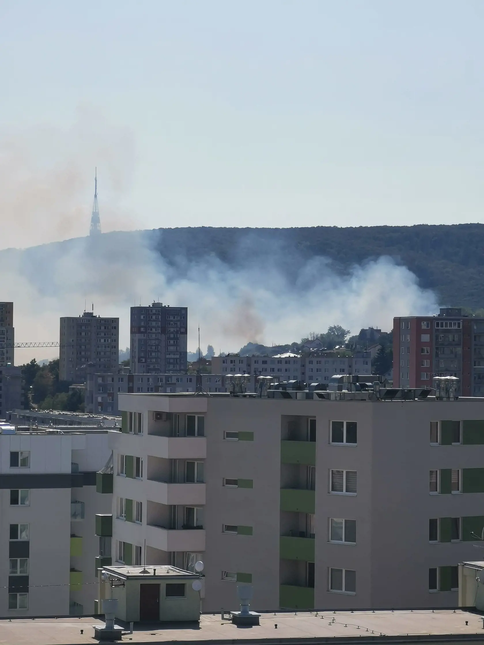 Stúpajúci dym z vinohradov v mestskej časti Bratislava-Rača vidieť do diaľky.