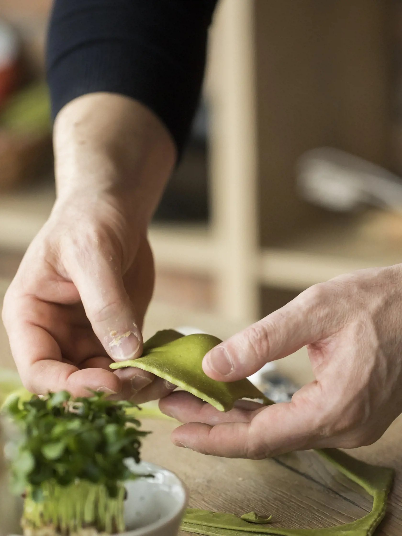 Špenátové ravioli plnené ricottou so syrovou omáčkou od šéfkuchára Andrea Ena
recept:
4 PORCIE, PRÍPRAVA 45 MINÚT,
VARENIE 12 MINÚT
• 400g základného cesta
na cestoviny zo strany 39
• 100g surového špenátu
• trochu ľadu (alebo vody)
NA PLNKU:
• 300g ricotty
• 100g špenátu (sekaného)
• štipka soli
NA SYROVÚ OMÁČKU:
• 200g syra pecorino (ovčieho syra)
• 100g smotany na varenie
• štipka soli, biele korenie
• muškátový oriešok
• maslo
• listy šalvie
• ryžové čipsy (alebo hobliny
parmezán
