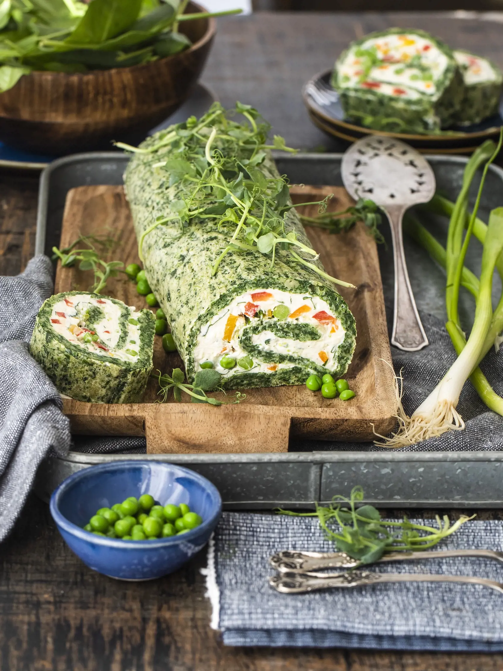 Špenátová roláda, postup
recept:
6 PORCIÍ, PRÍPRAVA 35 MINÚT, VARENIE
A PEČENIE 25 MINÚT
Na cesto • 400 g mrazeného špenátu • 3 vajcia • 120 g hladkej múky • 2 strúčiky cesnaku • pol lyžičky soli • štvrť lyžičky mletého čierneho korenia • štvrť lyžičky mletého muškátového
orieška
Na plnku • 400 g krémového syra (typu lučina) • 200 g ricotty • 50 g masla • 50 – 100 g polotvrdého syra (eidam,
gouda)
• soľ, mleté biele korenie • zelenina podľa chuti (reďkovky,
farebná paprika, jarná cibuľka, hrášo