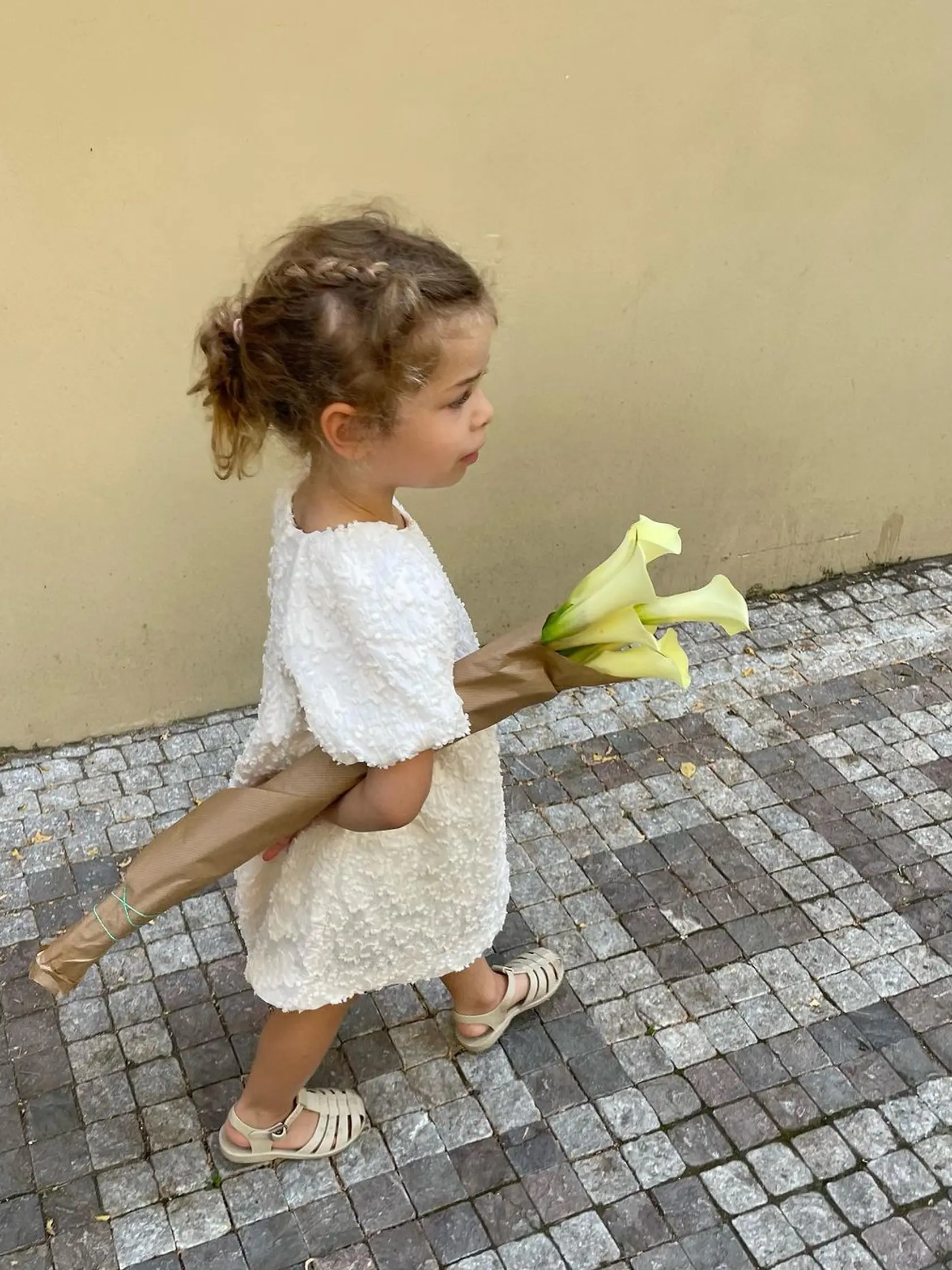Malá Aria v tých najdokonalejších šatôčkách pre malú princeznú aké sme kedy videli. No uznajte, je ako z rozprávky...