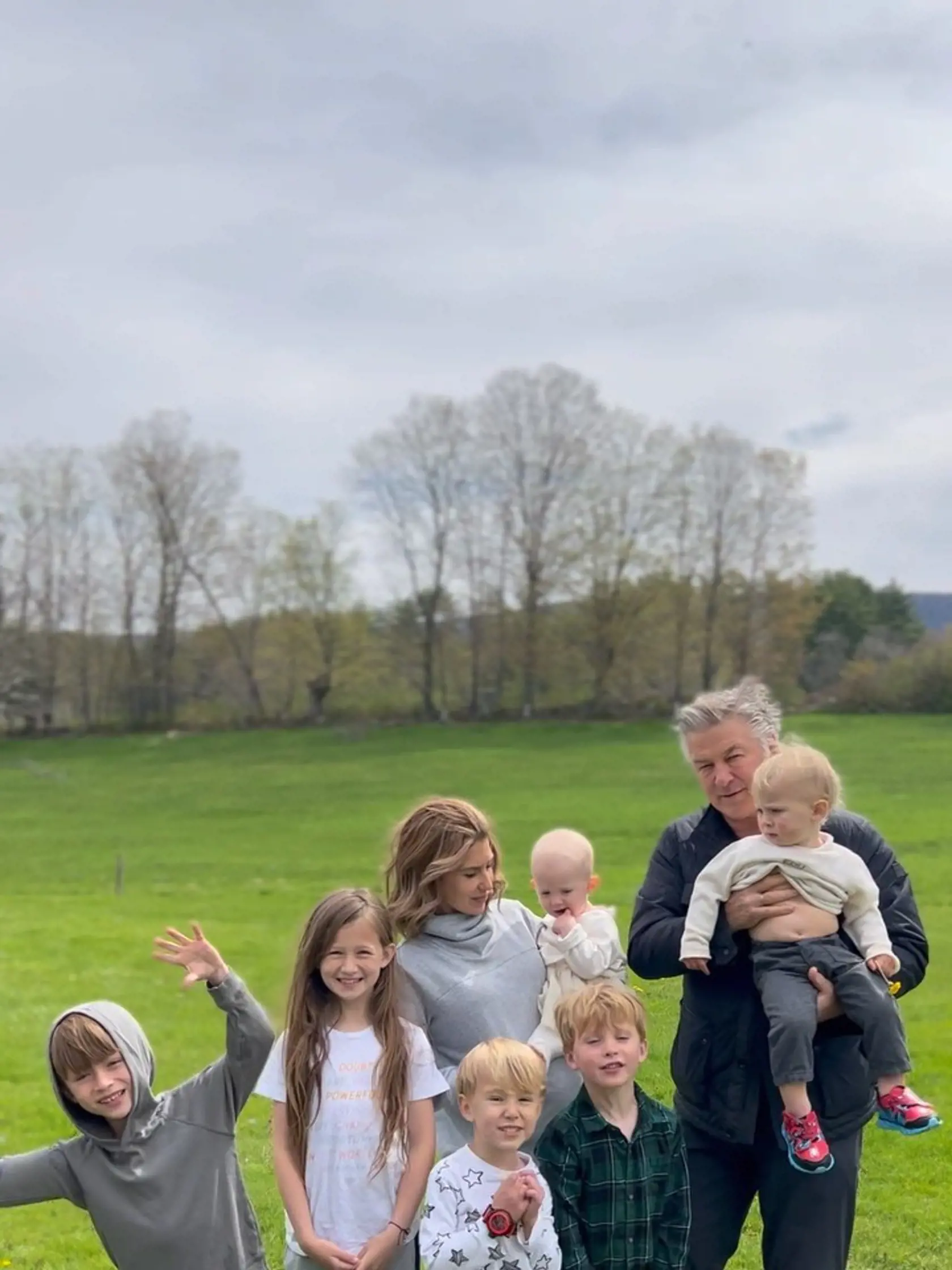 Celá rodinka pokope. Hilaria zdieľa na Instagrame krásne rodinné videá.