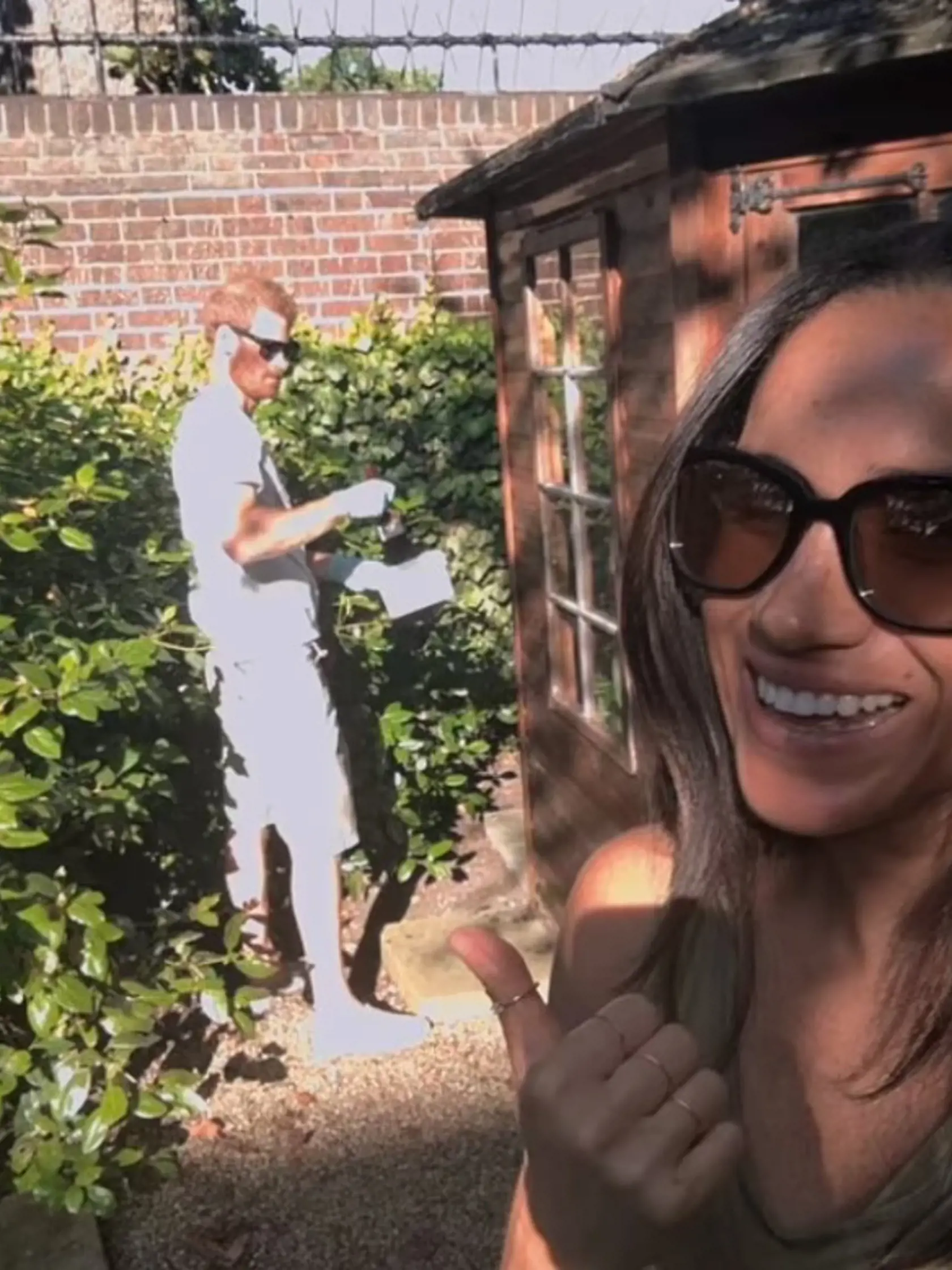 Viac ako spŕška nových obvinení a preafektované zábery uplakanej Meghan však zaujali nikdy nezverejnené zábery z ich života v Nottingham Cottage. Meghan a Harry tak nadvihli pokrievku a dali nahliadnuť do zákulisia ich intímneho života. Takto maľovali záhradný domček.