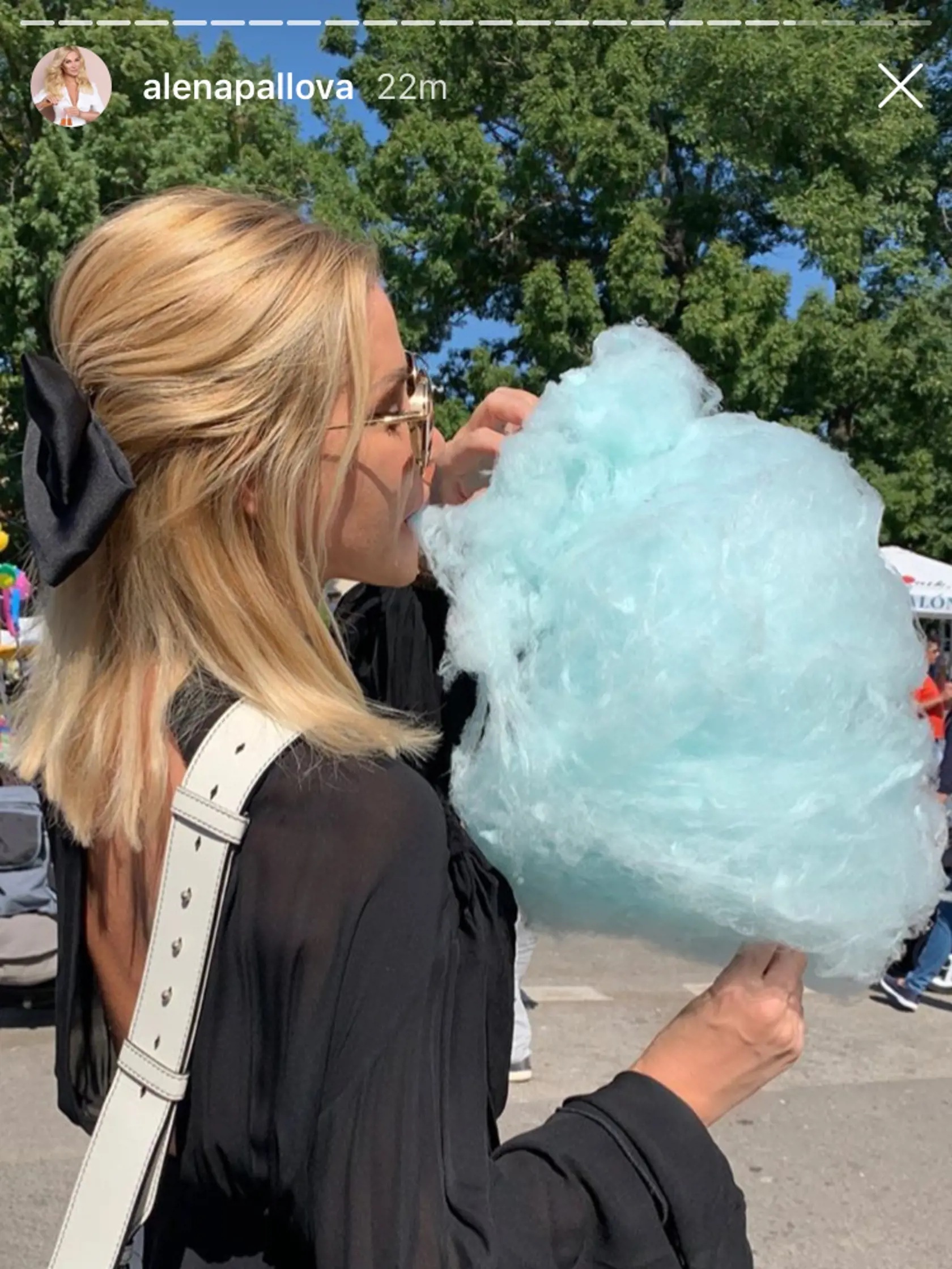 Alena Pallová nahodila mini a vysoké topánky a šup ho na pezinské vinobranie. Pochutnala si aj na veľkej cukrovej vate.
