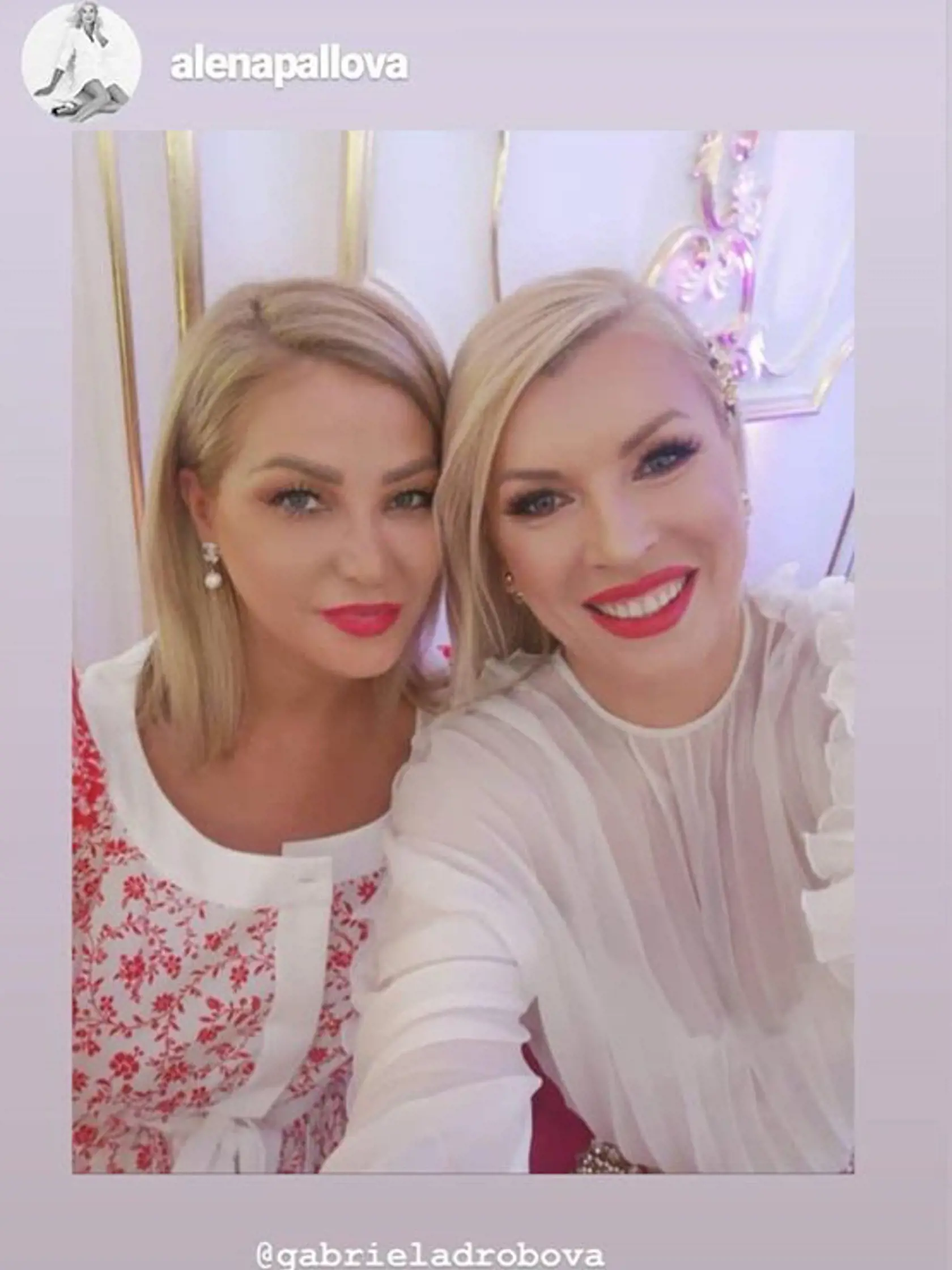 Alena Pallová a Gabika Drobová. Obe boli zladené do bielo-červenej.