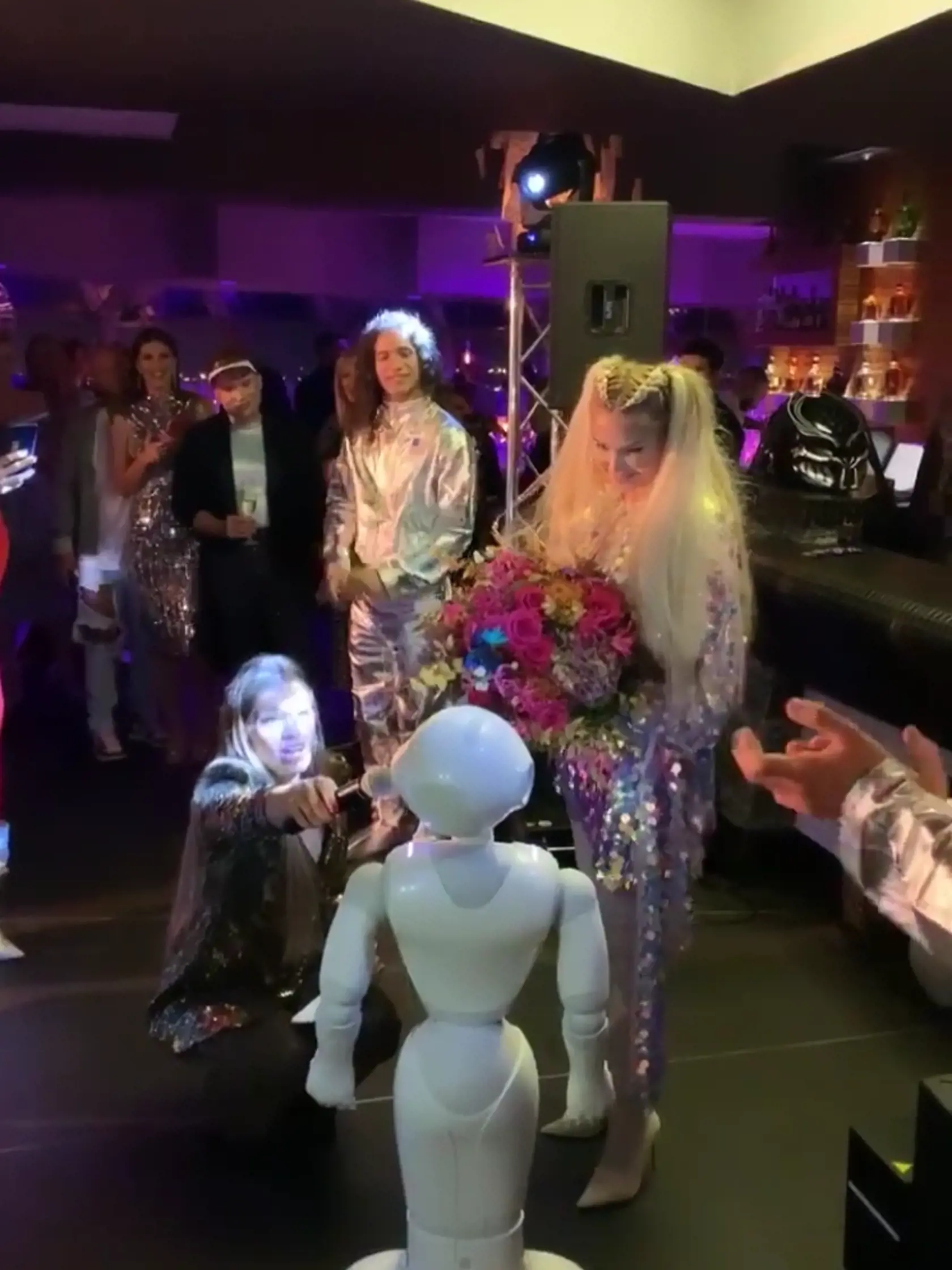 Lekárka Alena Pallová opäť nesklamala, za žúr vysolila majland. Blahoželal jej dokonca aj takýto malý robot.