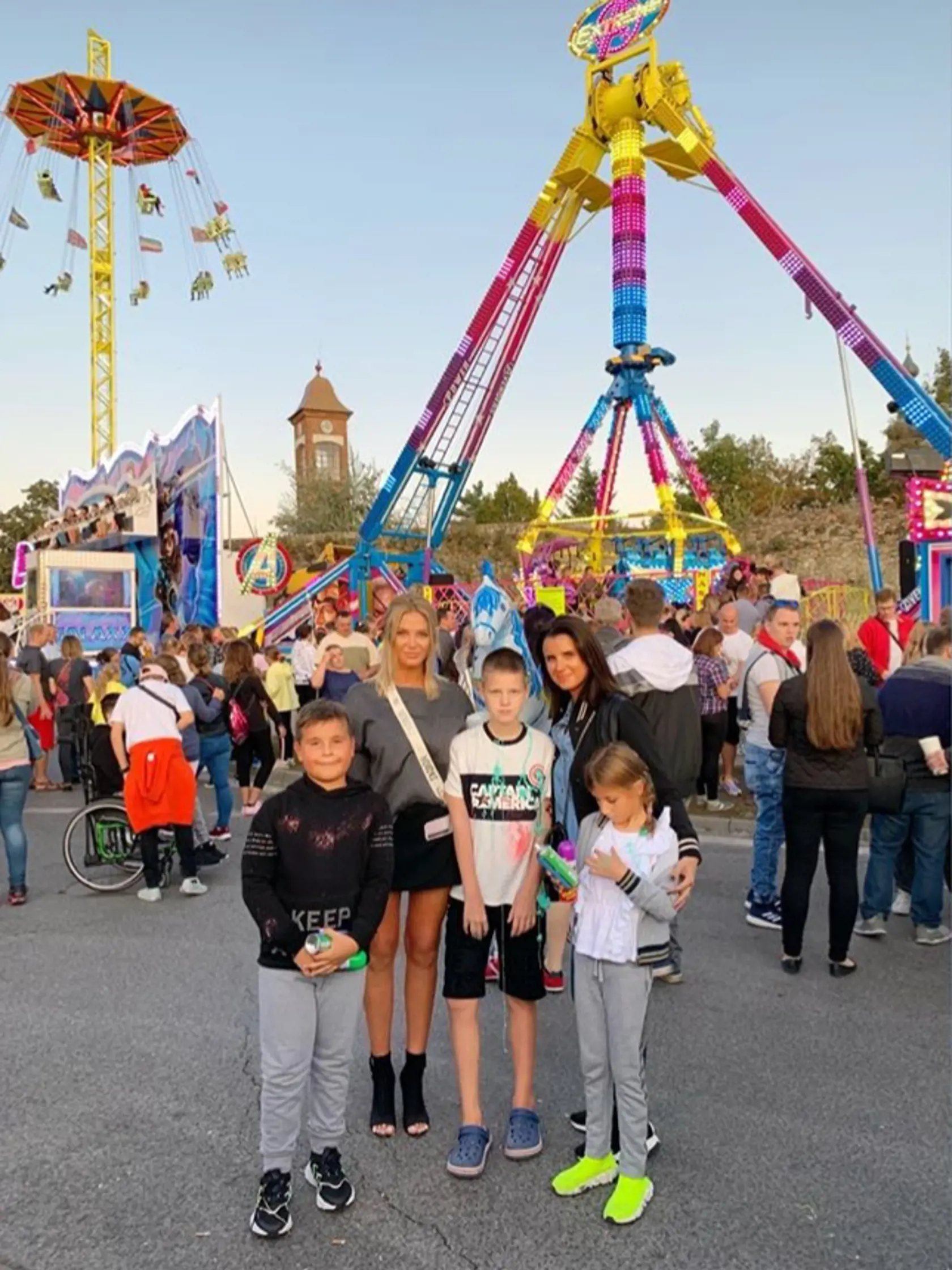 Alena Pallová nahodila mini a vysoké topánky a šup ho na pezinské vinobranie.