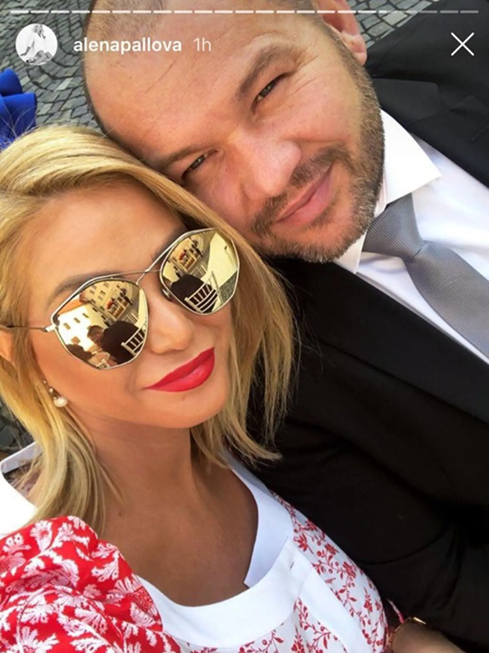Alena Pallová s partnerom na svadbe Jasminy a Rytmusa.