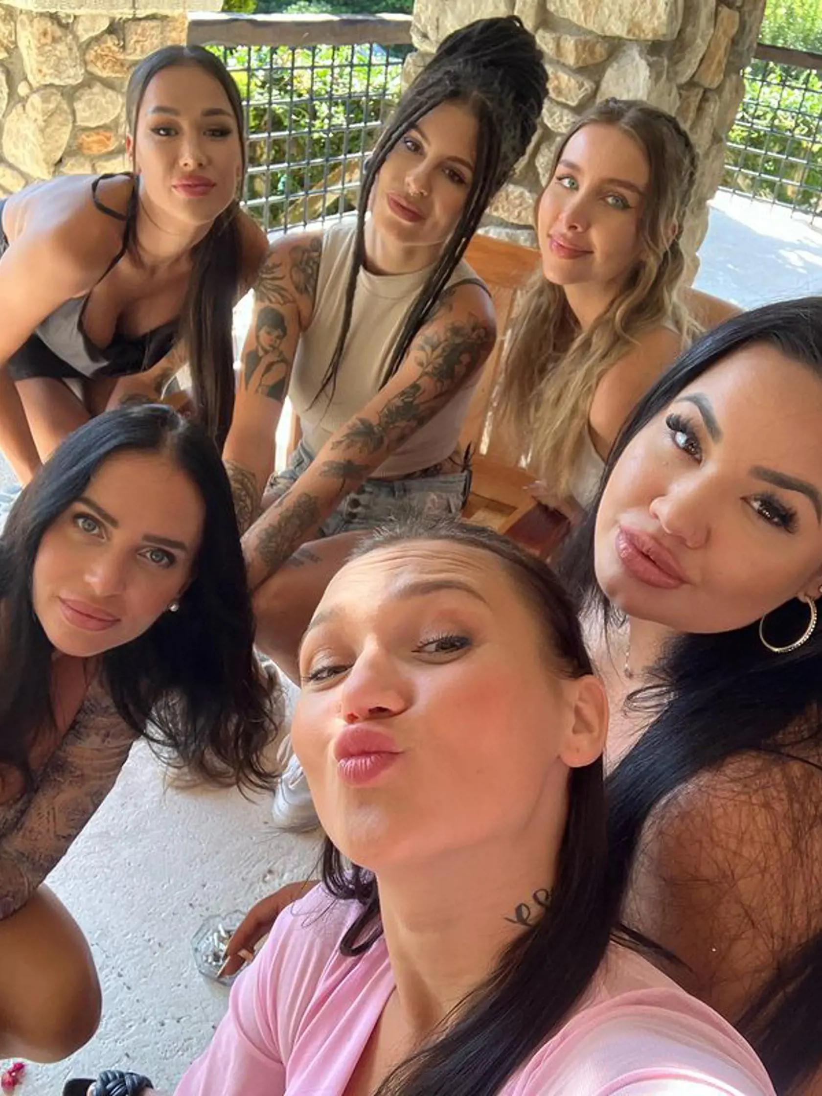 V Ruži si spolu ešte aj zapózovali - dnes si Petrana vymazala Marcelu a Tomáša z Instagramu.