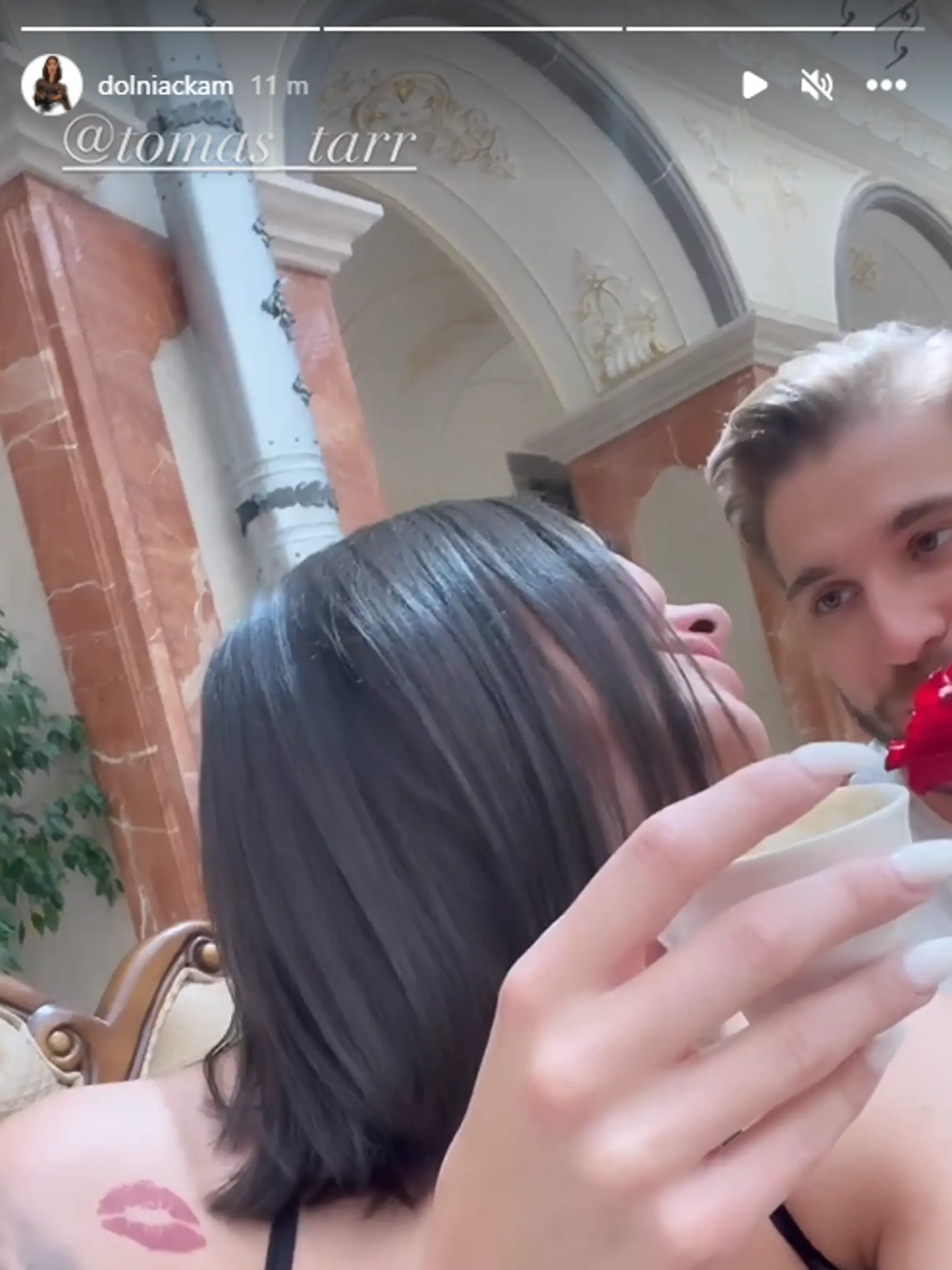 Tomáš sa Marcely na kávičke opýtal, či príjme jeho ružu.