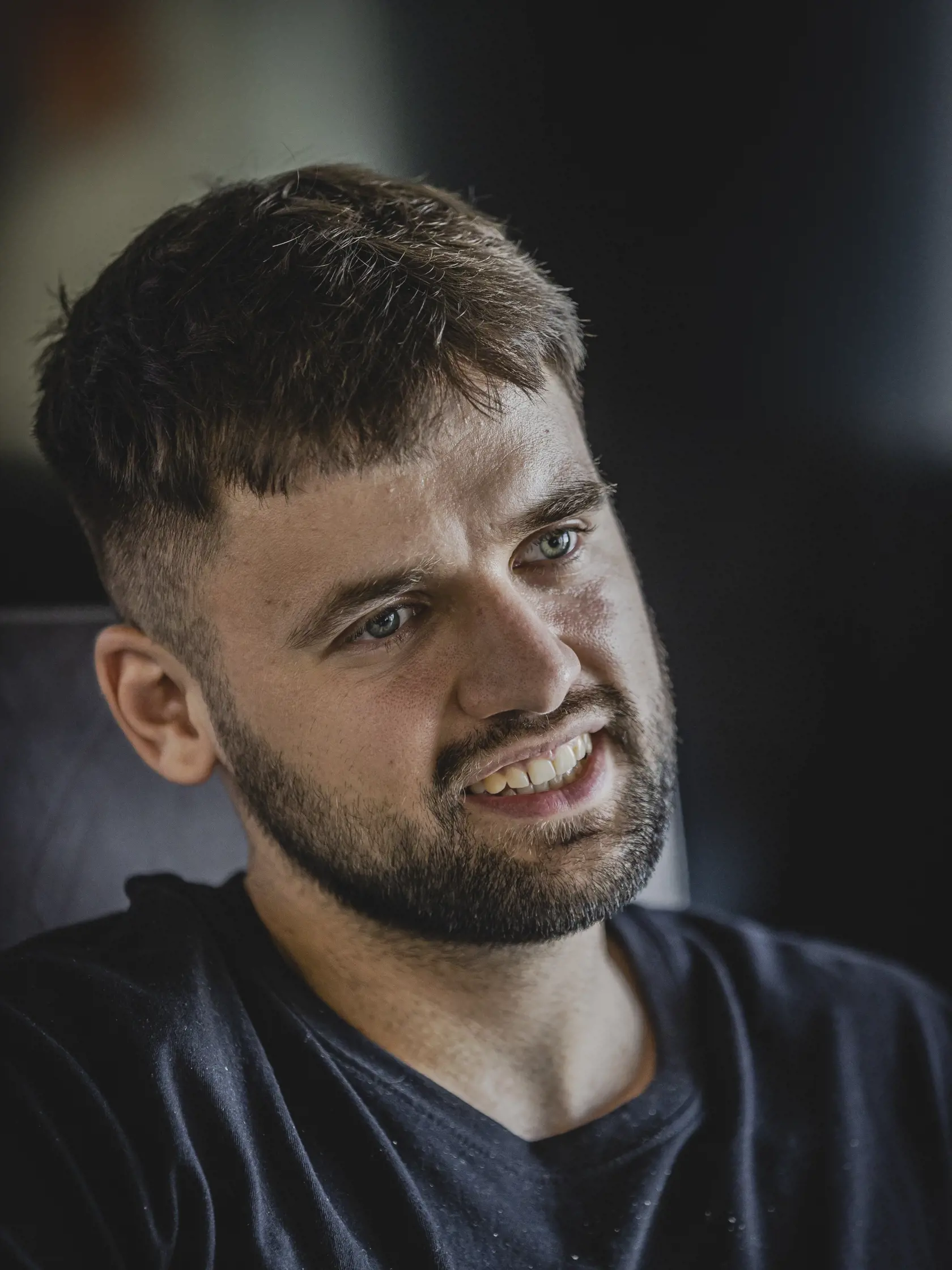 Syn šéfa SASKY Richarda Sulíka – Filip (27) vyvolal pohoršenie, keď sa objavili informácie o jeho superbiznise, ktorý spustil na internete. Mladých ľudí „hecoval“ na splnenie rôznych šialených výziev, akým bolo natočenie porna, zjedenie výkalov zvierat či spláchnutie hlavy v záchode.