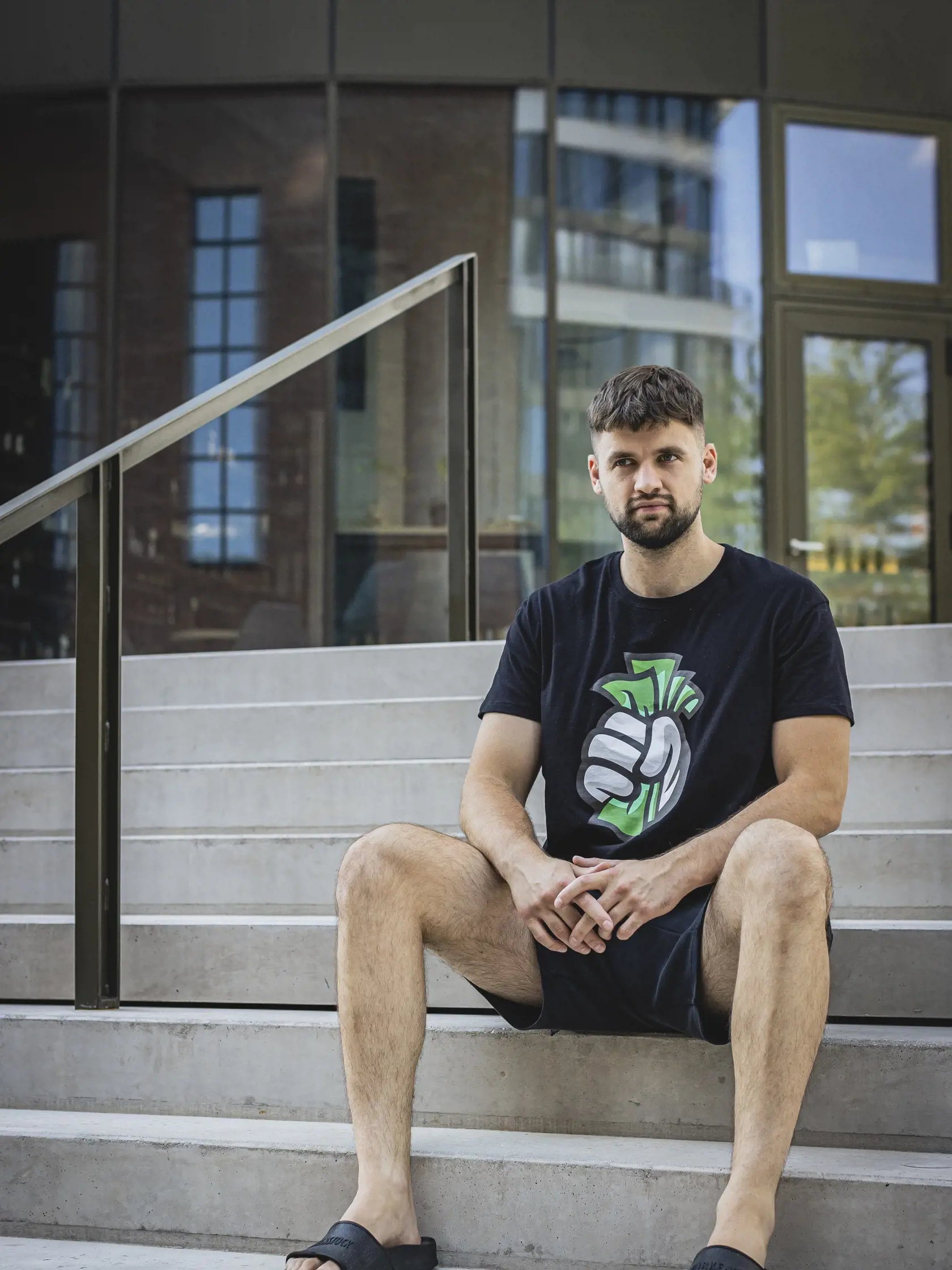 Syn šéfa SASKY Richarda Sulíka – Filip (27) vyvolal pohoršenie, keď sa objavili informácie o jeho superbiznise, ktorý spustil na internete. Mladých ľudí „hecoval“ na splnenie rôznych šialených výziev, akým bolo natočenie porna, zjedenie výkalov zvierat či spláchnutie hlavy v záchode.
