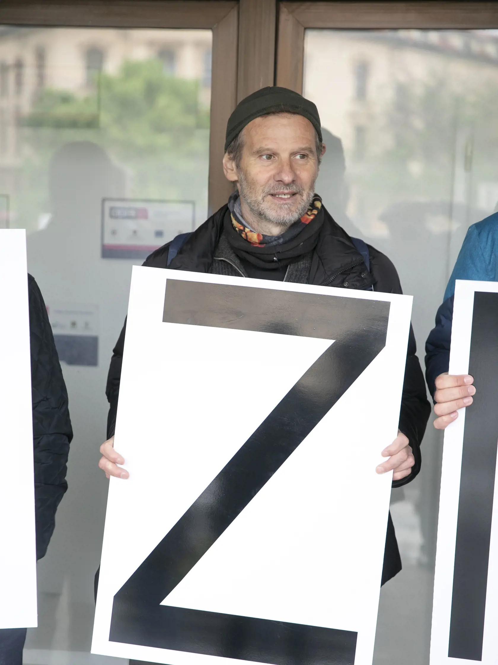 Otec europoslanca a lídra Progresívneho Slovenska Michala Šimečku (39) - publicista Martin M. Šimečka (65) vzbudil nedávno poriadny rozruch, keď v rámci diskusie Denníka N v Banskej Bystrici označil voličov strany Smer za „svine vo vnútri ľudských bytostí“. Výrok vyvolal búrlivé reakcie zo strany opozície. Mladý Šimečka preto mal čo robiť, aby slová svojho otca objasnil voličom.