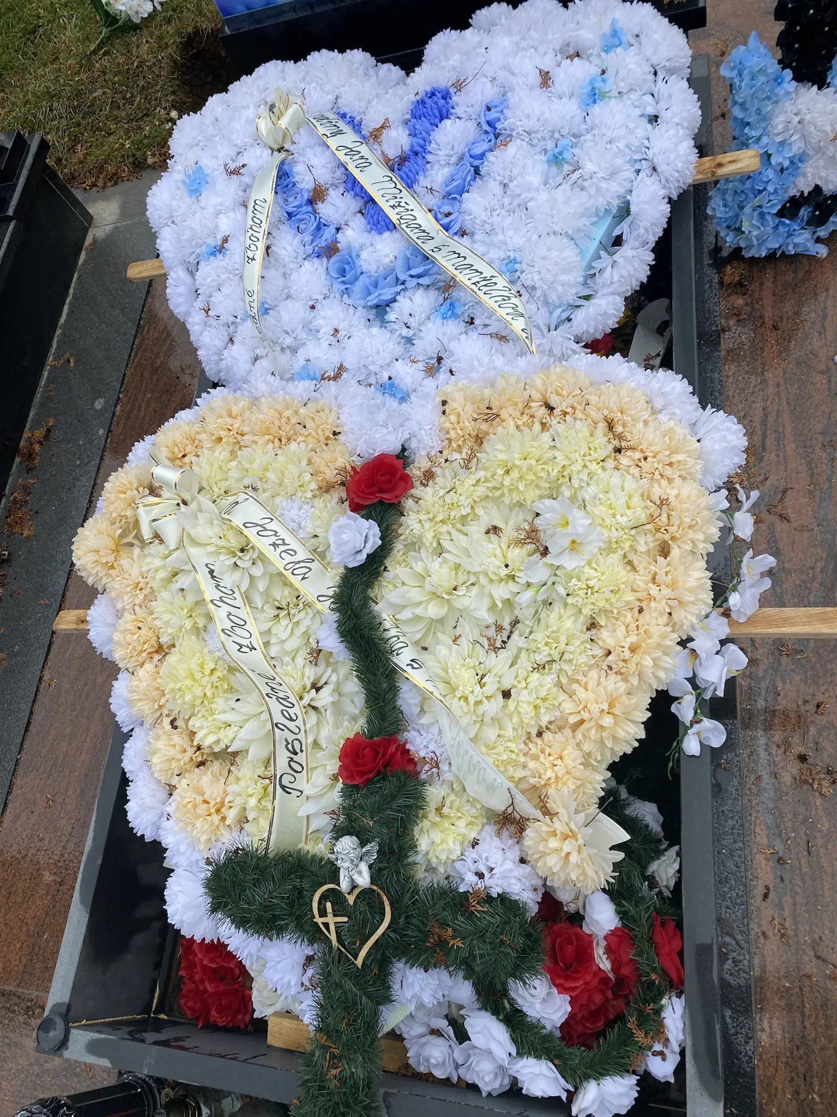 Hrob zosnulého obľúbeného rómskeho speváka zo Spiša Ladislava Bandyho (†46) alias Kokyho sa od iných honosných rómskych hrobov líši. Jeho je farebný!