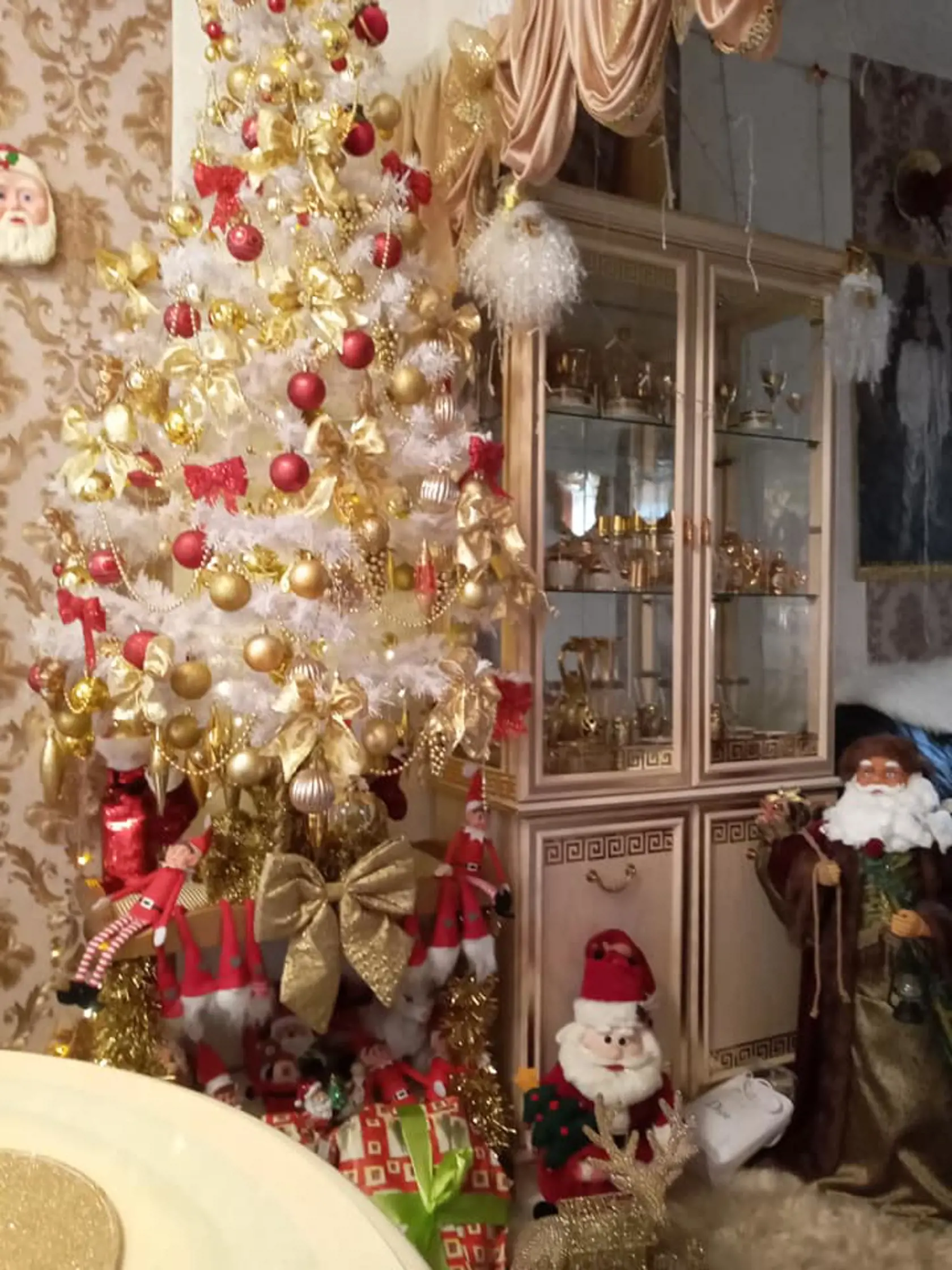 Rodina zosnulej Prešovčanky Zlatice Balážovej (†53), ktorú volali Ťumy, a ktorá dlhodobo žije v Anglicku, si na Vianoce potrpí na bohatú gýčovú výzdobu.