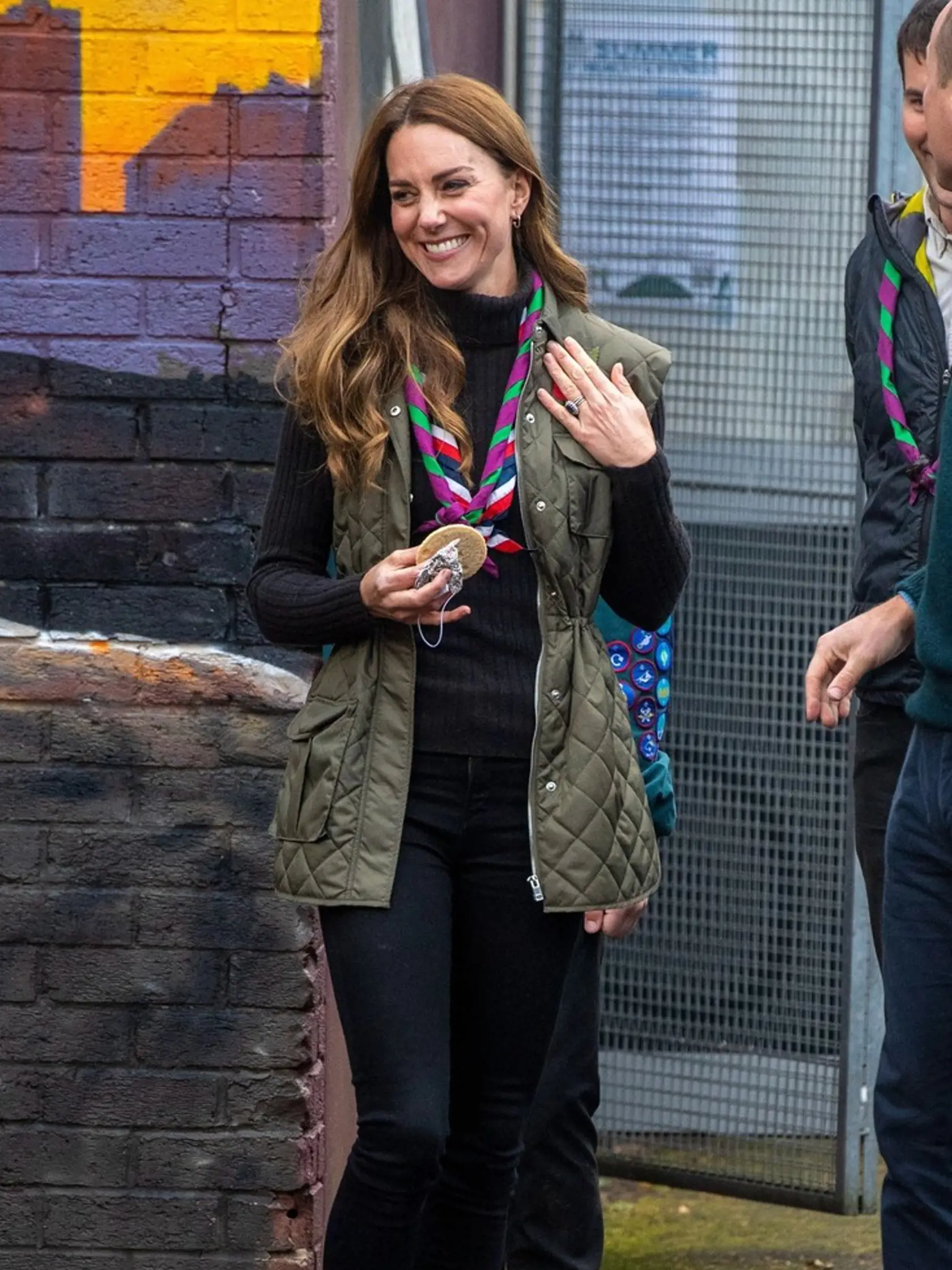 Kate Middleton odhodila elegantné šaty, vysoké podpätky a predviedla ležérny štýl.