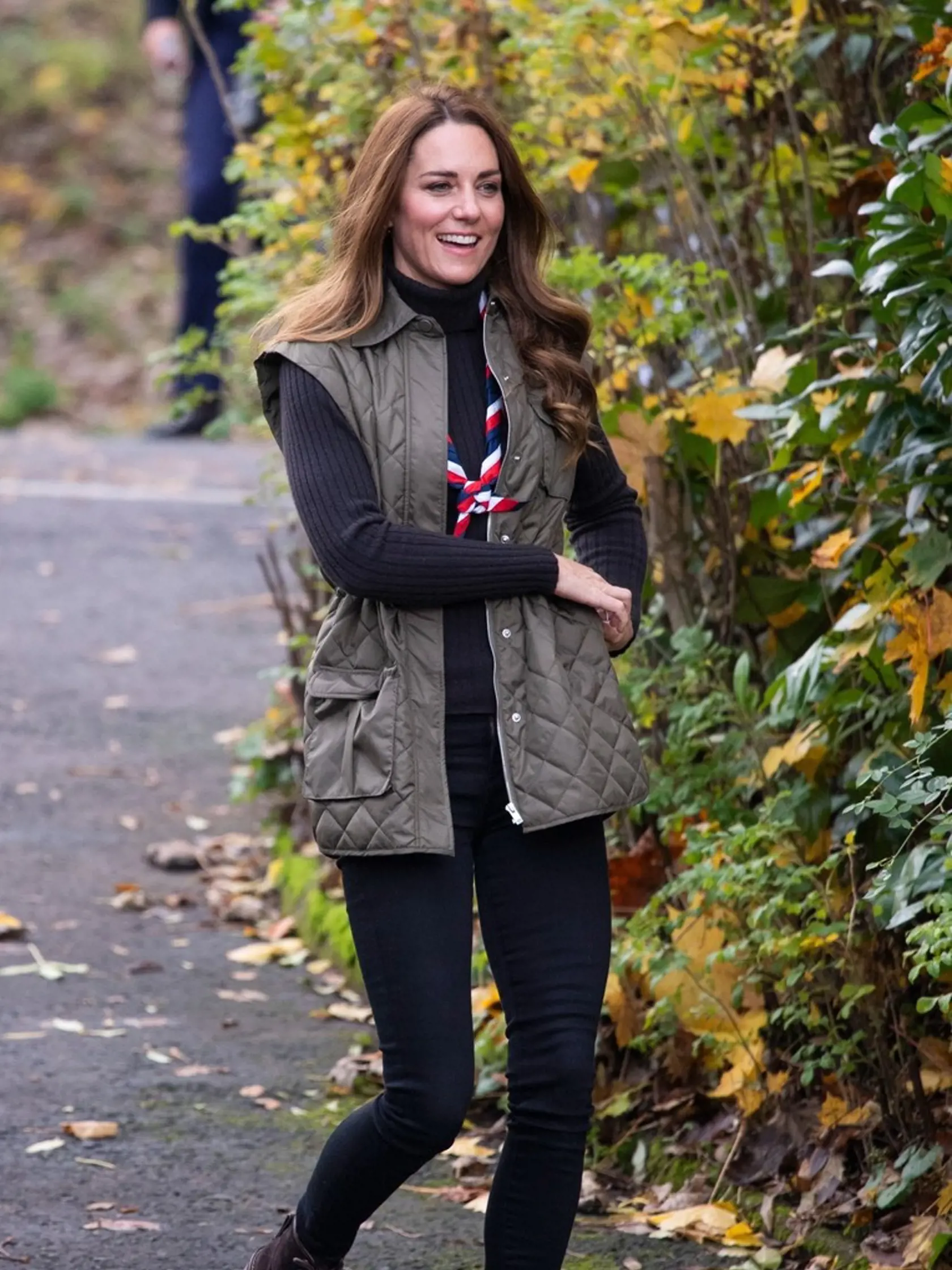 Kate Middleton odhodila elegantné šaty, vysoké podpätky a predviedla ležérny štýl.