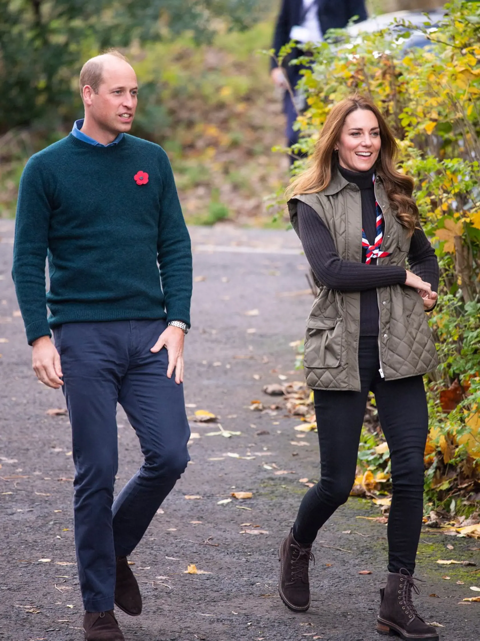 Kate Middleton odhodila elegantné šaty, vysoké podpätky a predviedla ležérny štýl.