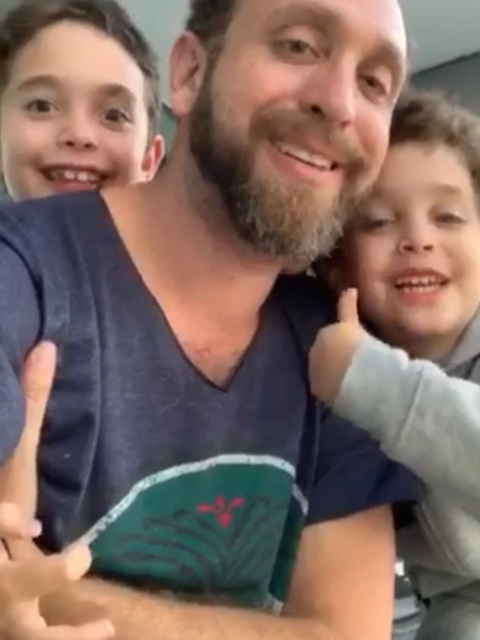 Jeremy Hulsh so synmi Harlowom a Theom. Zobral ich matke Vere Wisterovej zo Slovenska. Vyzerá to tak, že sú v Amerike.