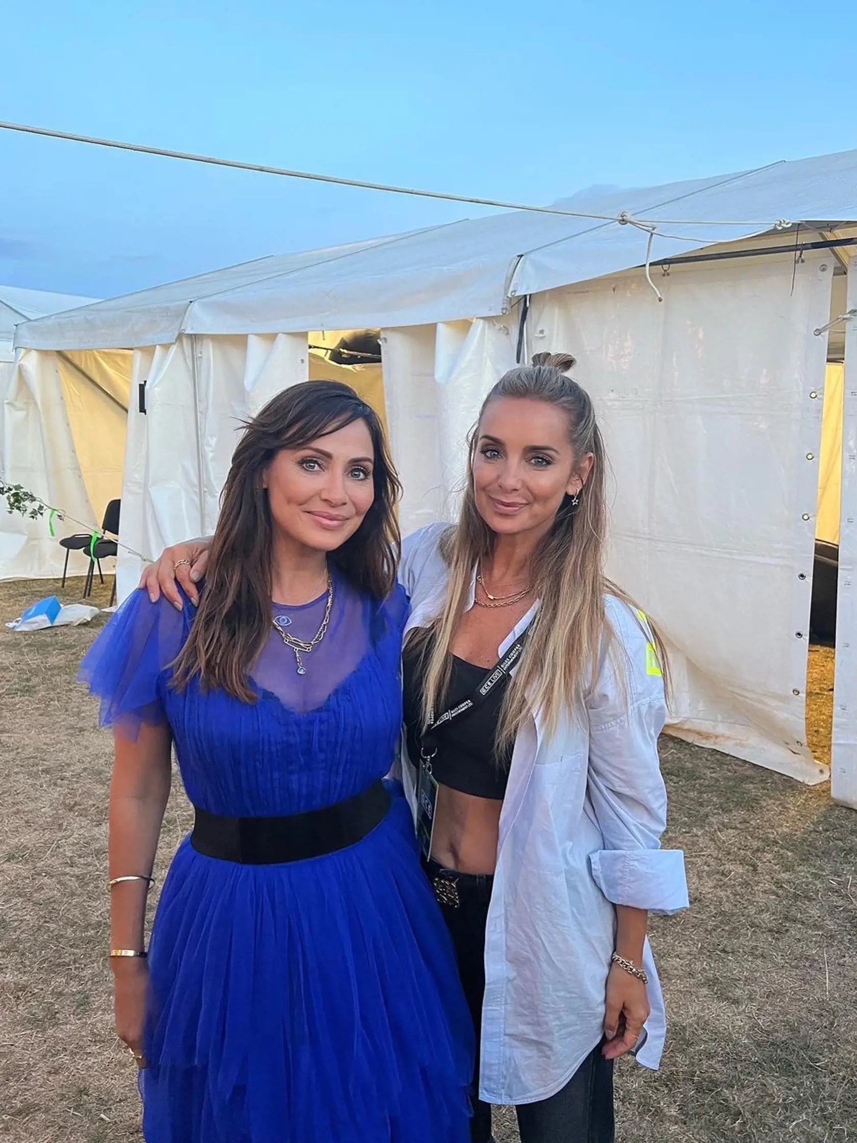 Natalie Imbruglia vľavo.