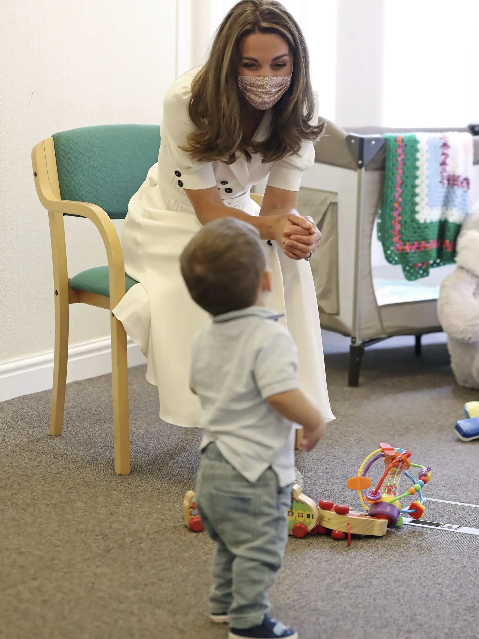 KK18 Sheffield -  Na snímke vojvodkyňa z Cambridgea Kate s ochranným rúškom na tvári počas stretnutia s rodinou v rámci návštevy charitatívnej organizácie Baby Basics v Sheffielde 4. augusta 2020. Baby Basic je organizácia vedená dobrovoľníkmi, ktorá podporuje zabezpečiť rodiny s novorodencami v núdzi. FOTO TASR/AP
Britain's Kate, the Duchess of Cambridge, wearing a face mask to protect against coronavirus, meets a member of a family during a visit to Baby Basics Sheffield, in Sheffield, England